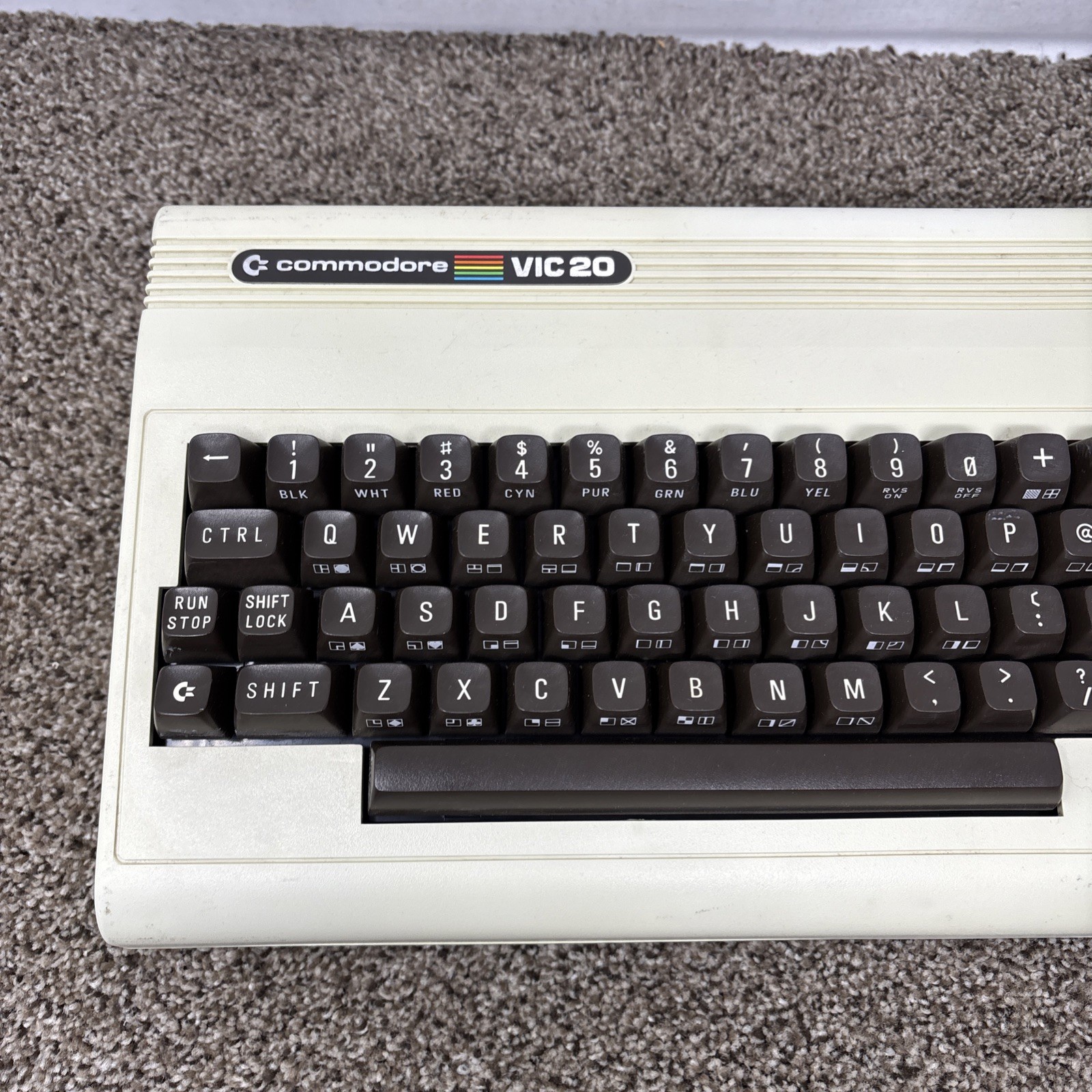 COMMODORE VIC-20 DIN COMPUTER ONLY TESTED AND WORKING READ