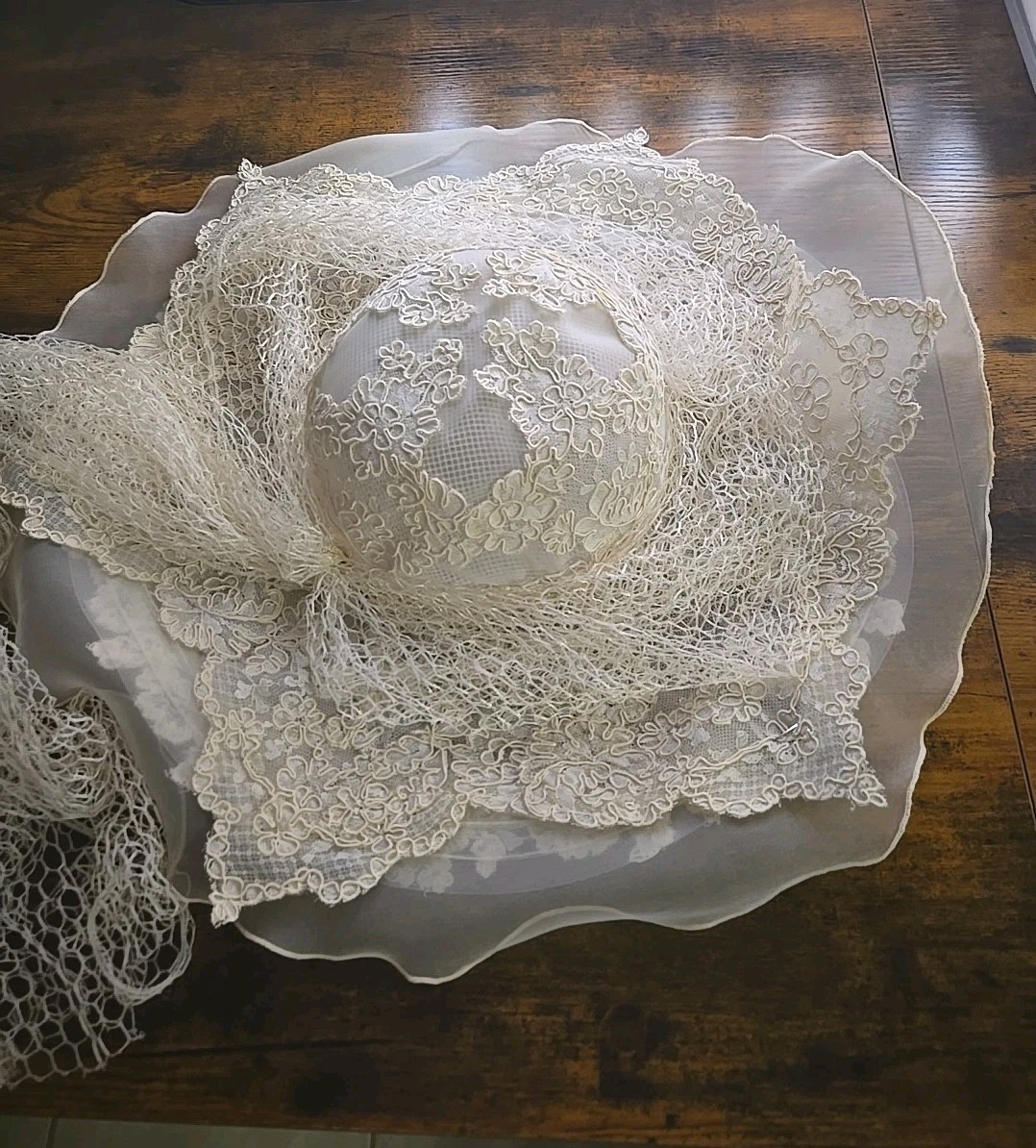 Vintage White Wedding Hat With Long Lace Train