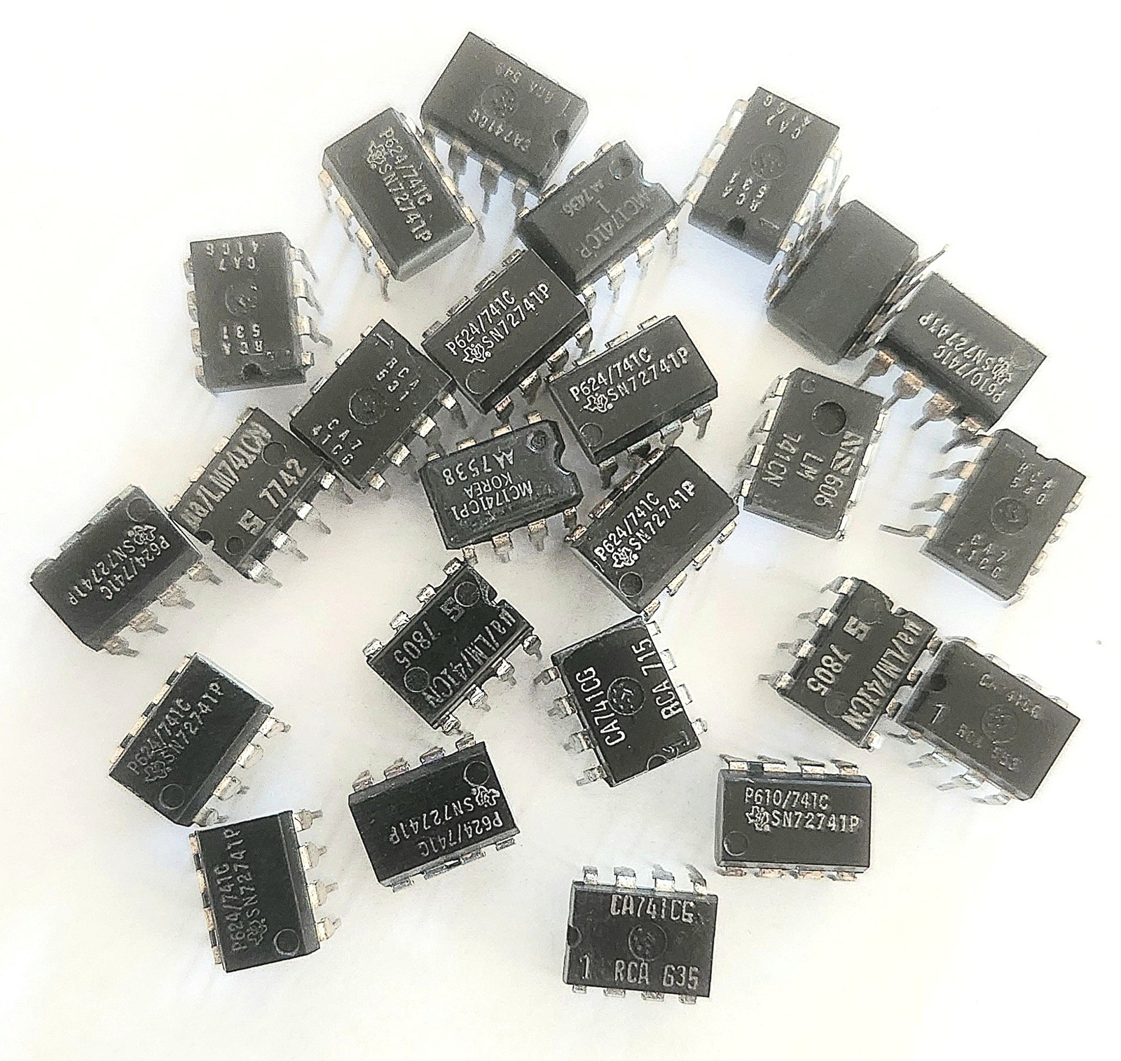 LM741 Op. Amplifier. VI=10v, Vmax 45V, Ib=500nA, Iout=25mA - Mixed Lot of 25