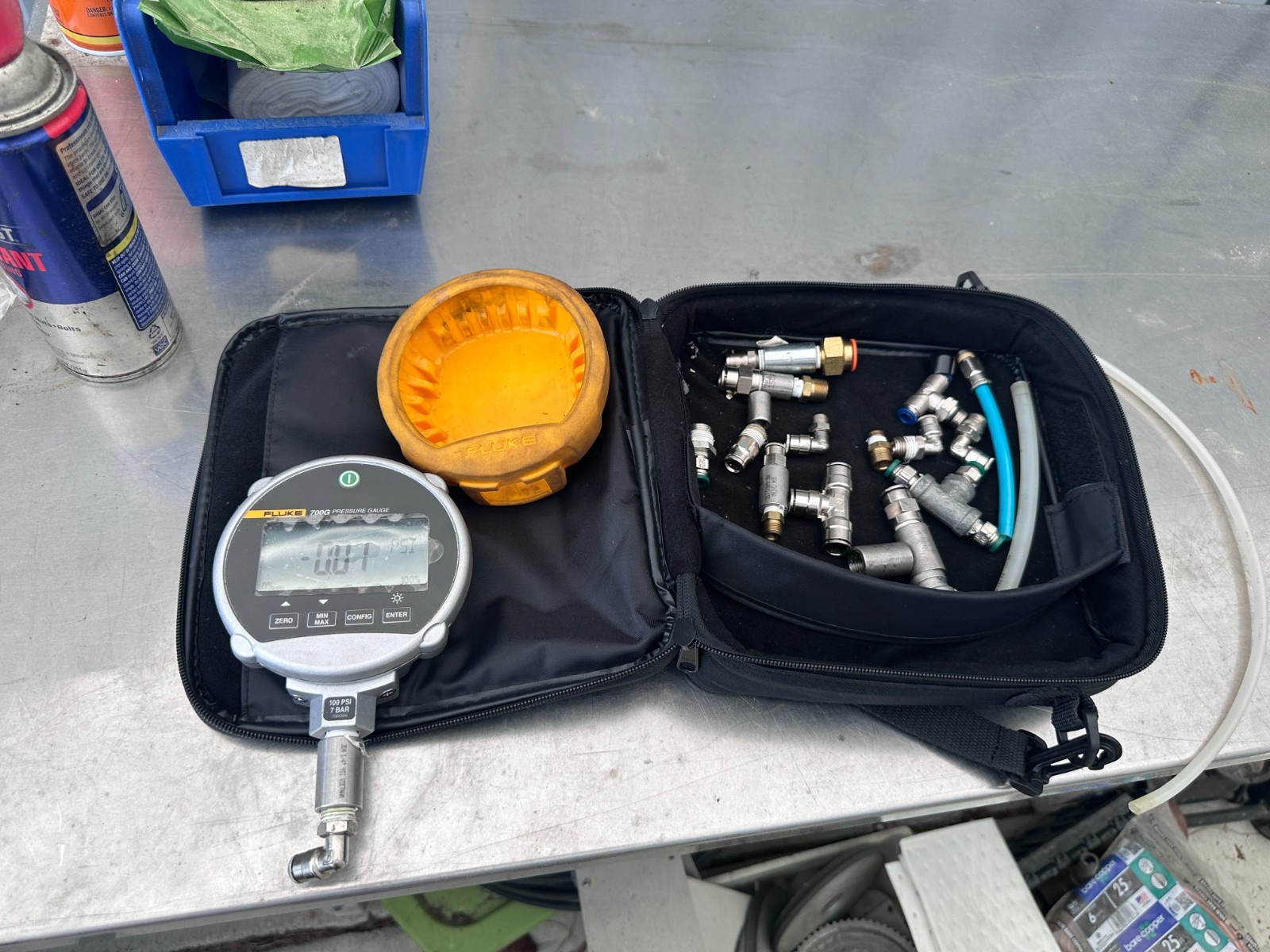 Fluke 700G06 Digital Pressure Gauge w/Rubber Cover, Case, Assorted Fittings