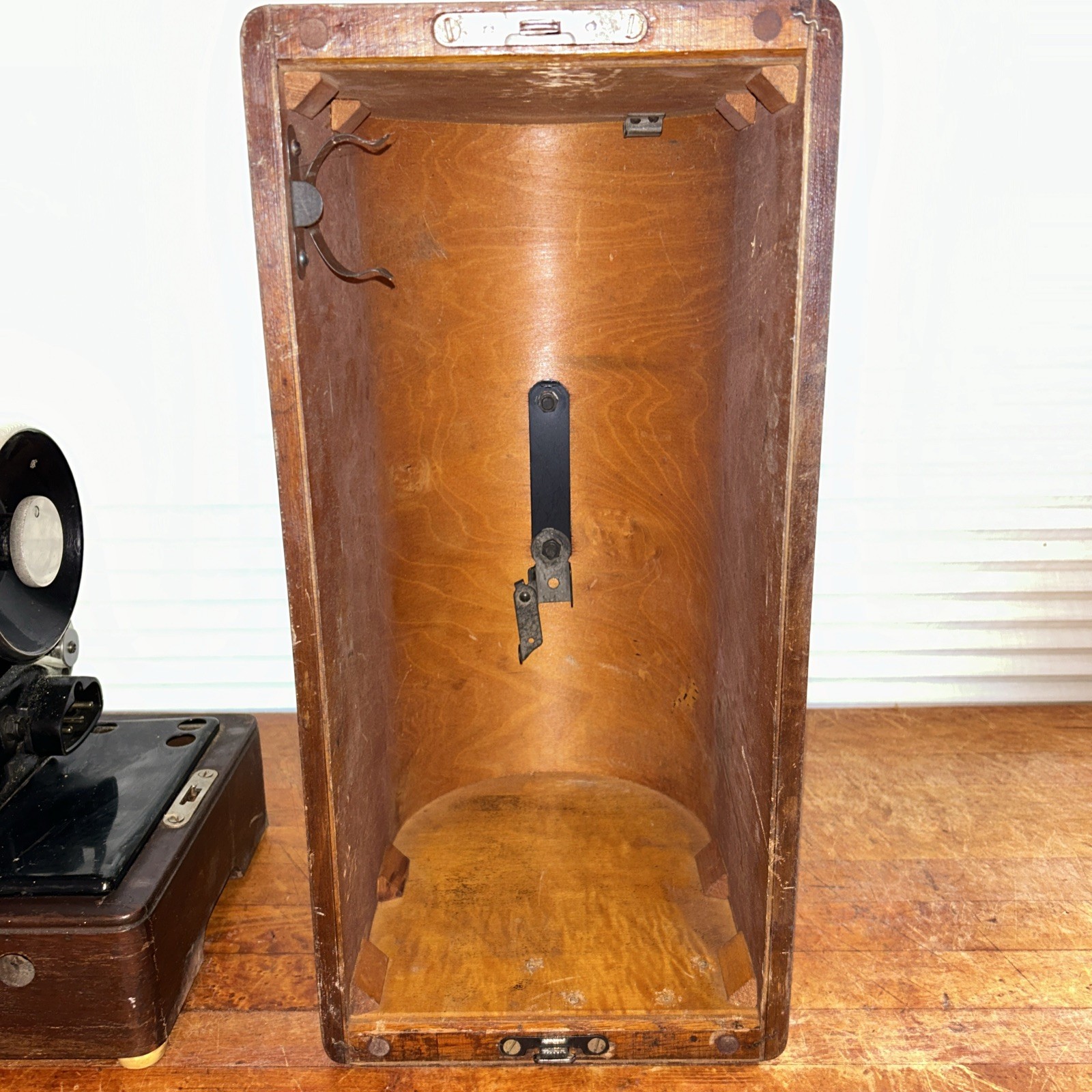Vintage Singer Sewing Machine in Original Wood Case 🧵✂️