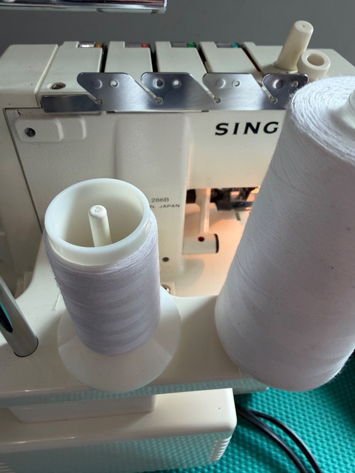 SINGER QuantumLock 14U Serger Sewing Machine - Working - Missing Cylinder Cover