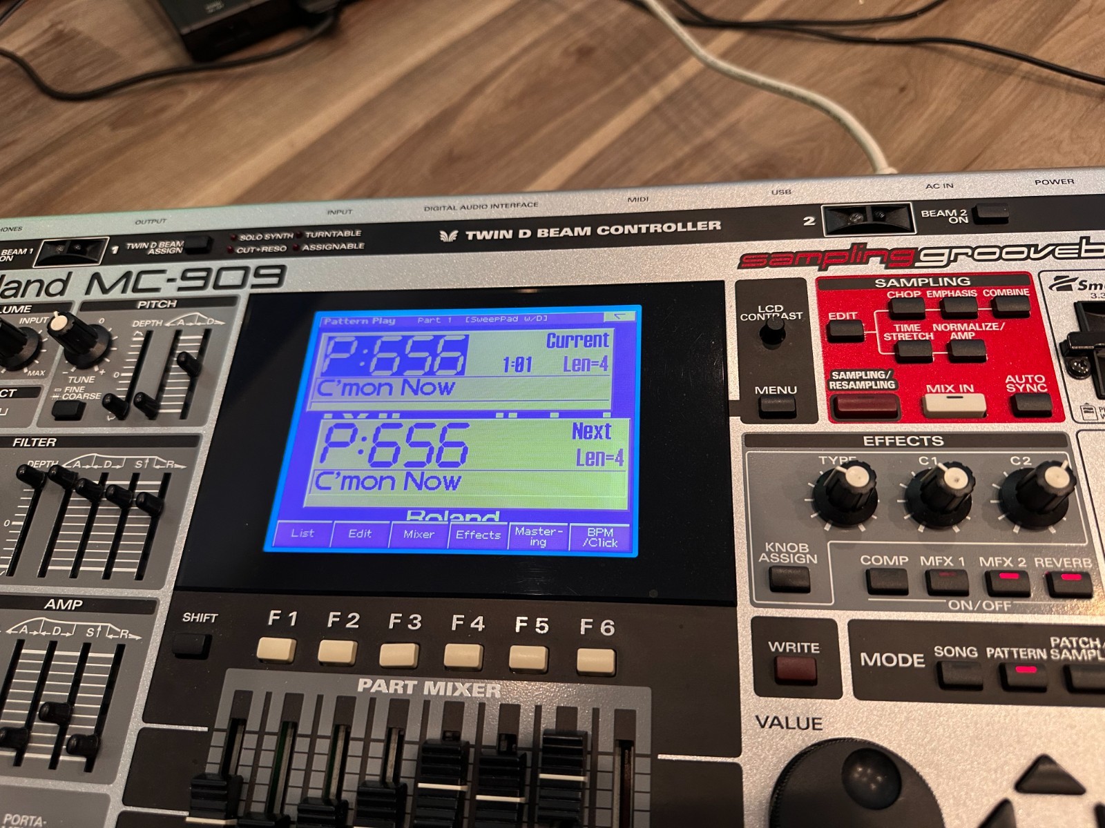 Roland MC 909 Sampling Groovebox. Tested and Working great.