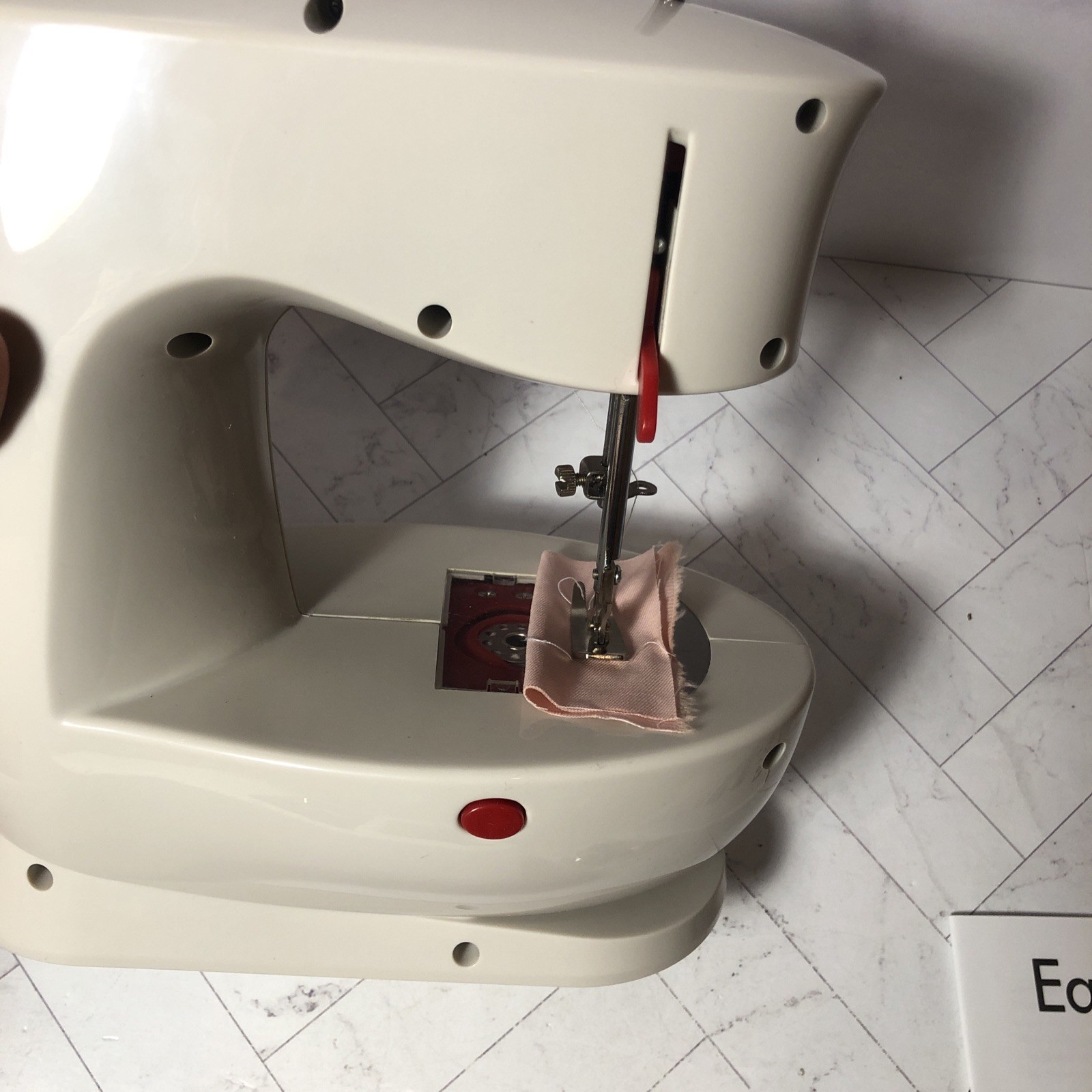 Easy Stitcher Table Top Sewing Machine D2-5001 BARELY USED