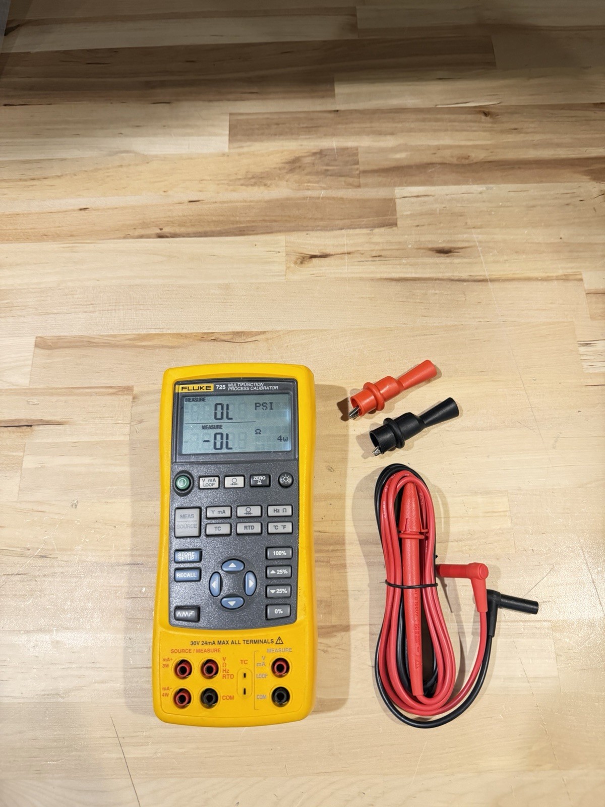 FLUKE 725 MULTIFUNCTION PROCESS CALIBRATOR W/ LEADS & CLIPS FREE SHIPPING TESTED