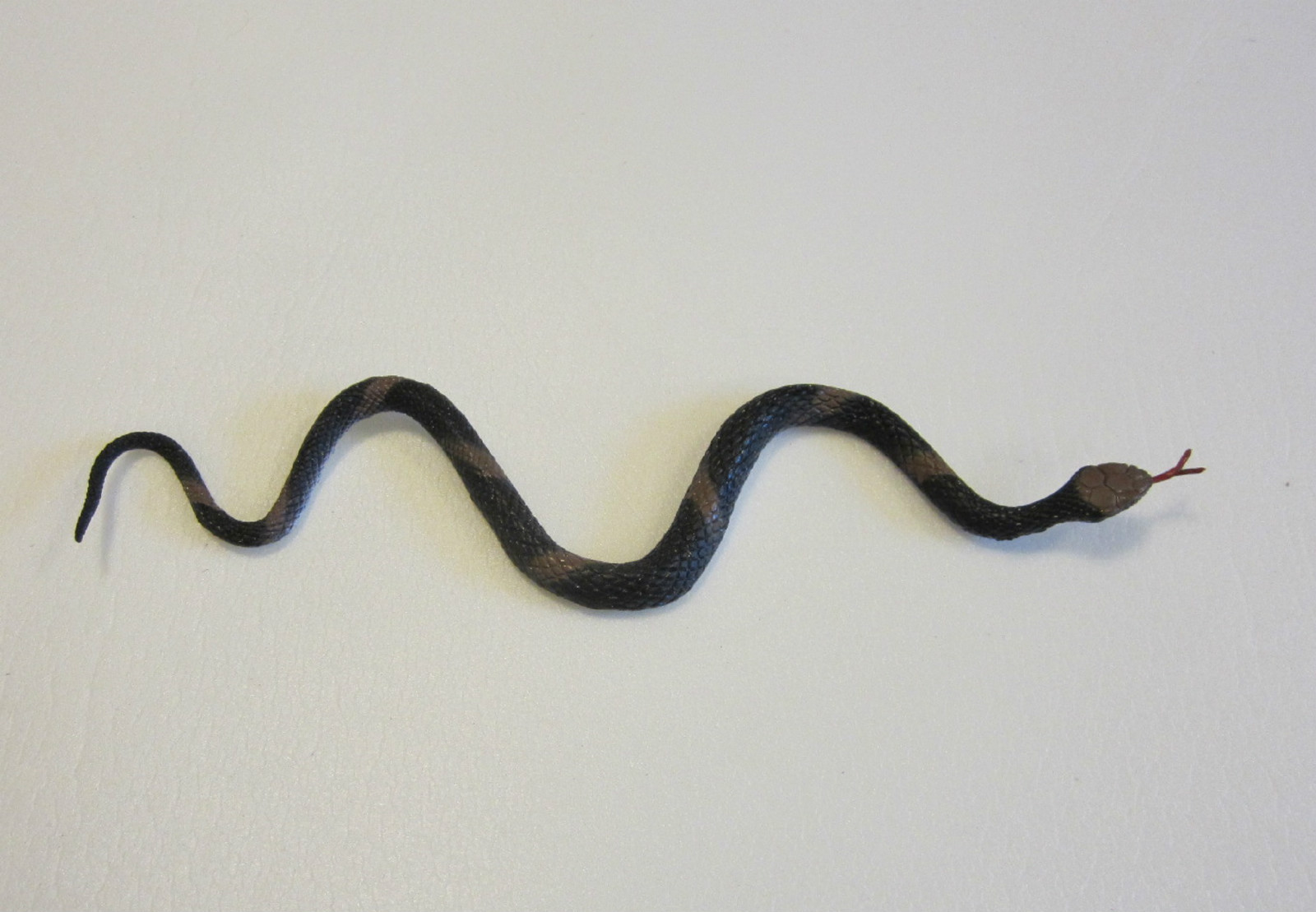 20 RAIN FOREST RUBBER SNAKES 14" TOY REPTILE FAKE PRETEND JUNGLE SNAKE GAG GIFT