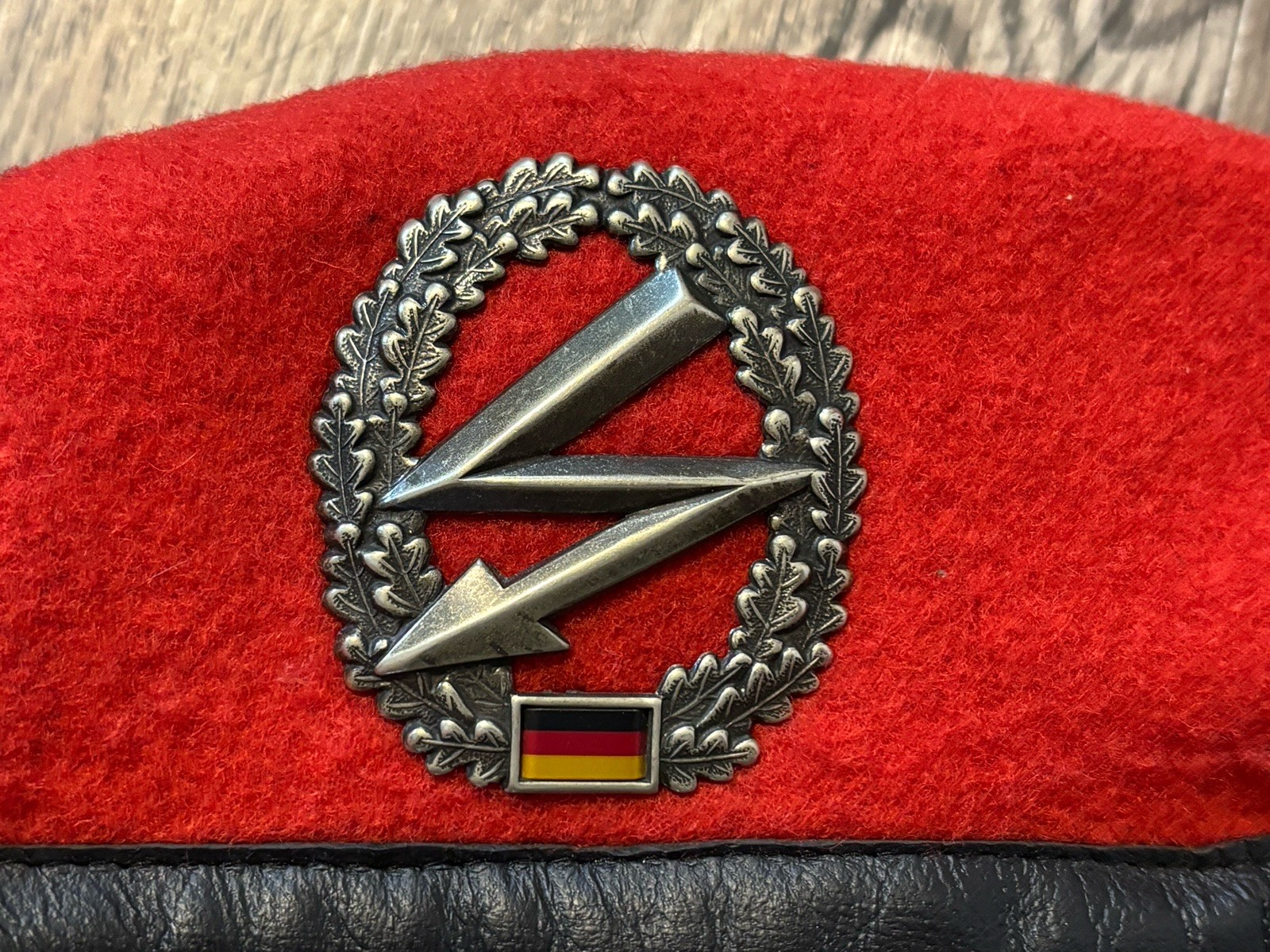 Bundeswehr Red BERET Signals Corps w/ Insignia BADGE sz 56 German Army BW BRD