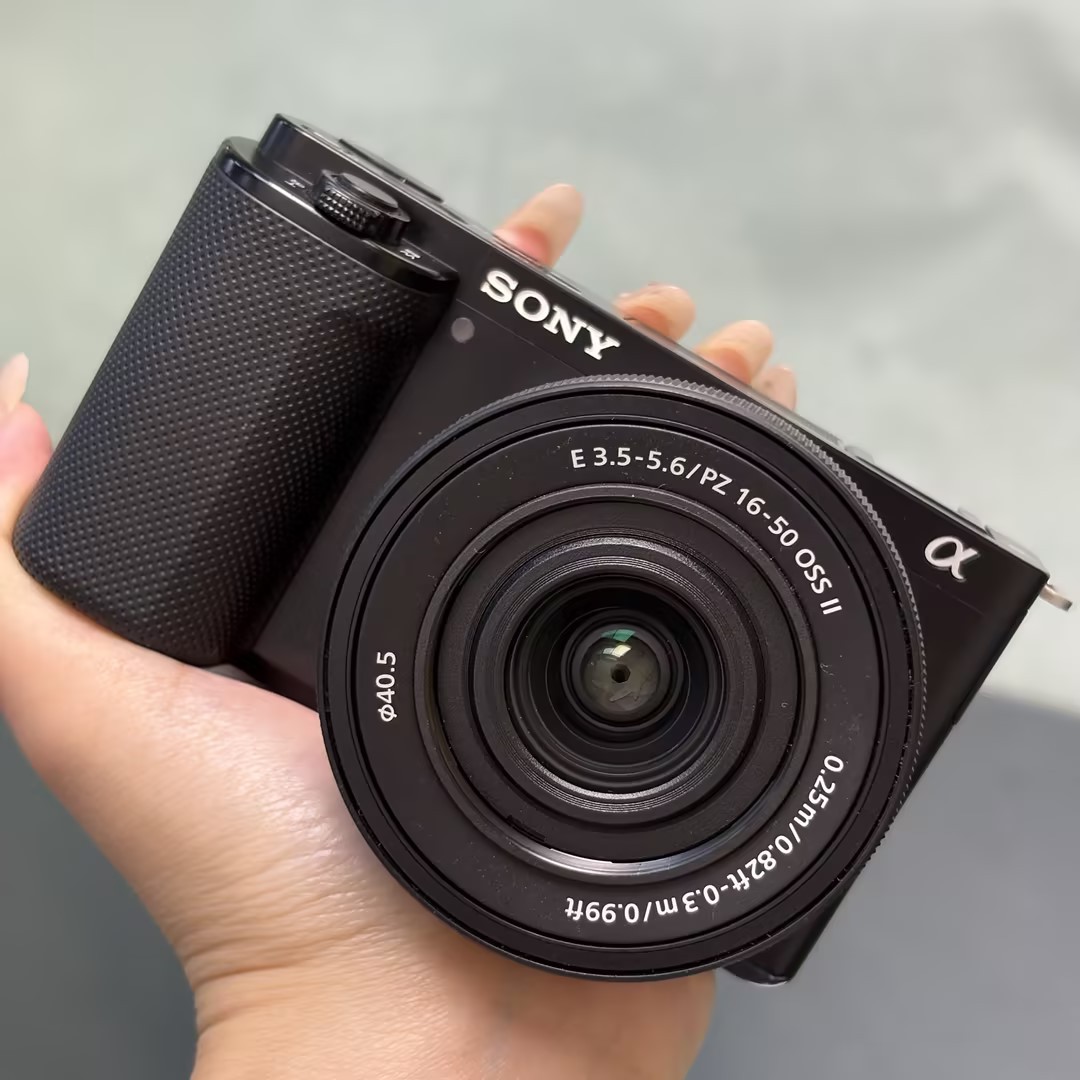 Sony ZV-E10 24.2MP Mirrorless Camera with 16-50mm OSS II Lens 95% New!