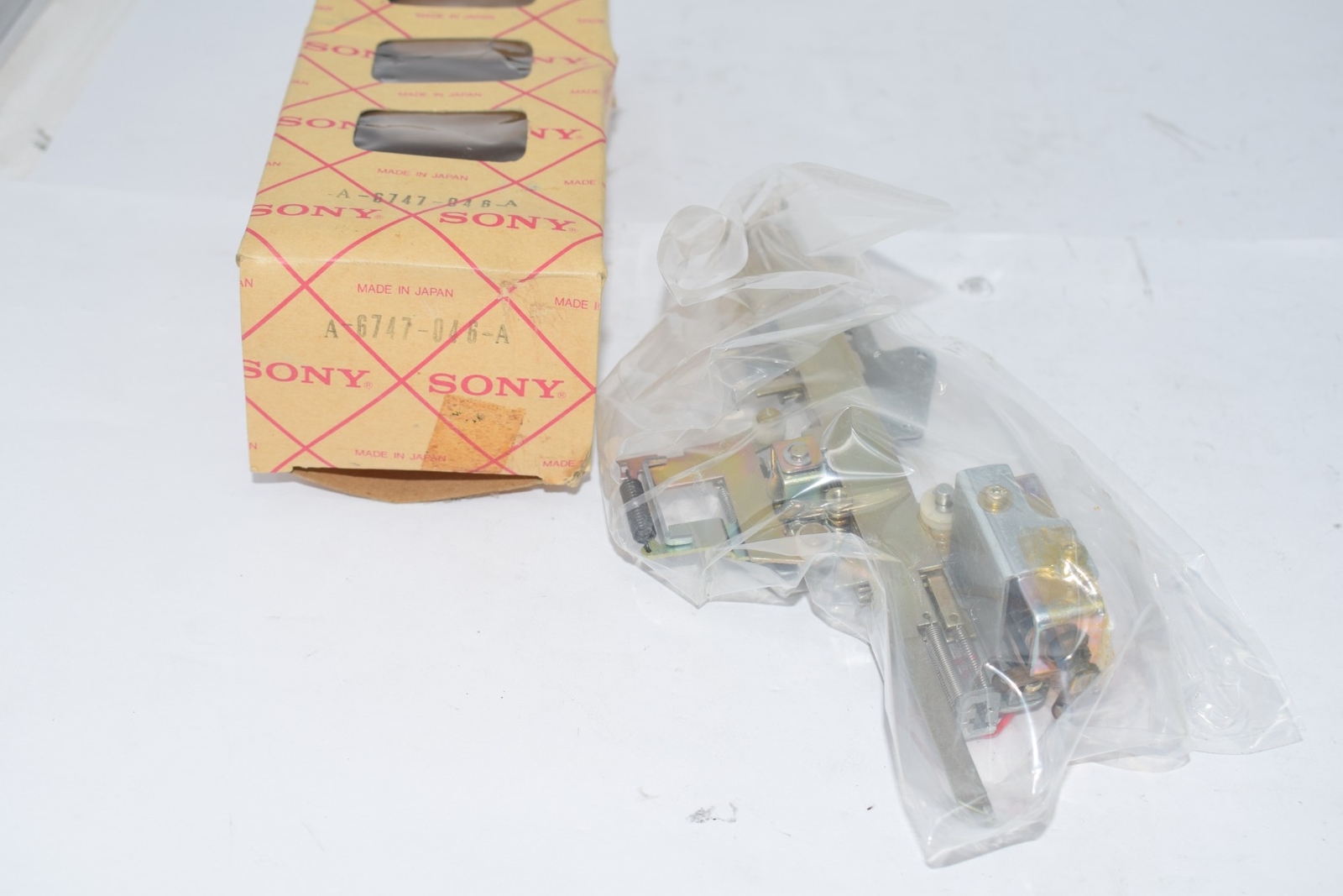 NEW SONY PARTS A6747046A MECH LINK BRACKET ASSEMBLY A-6747-046-A