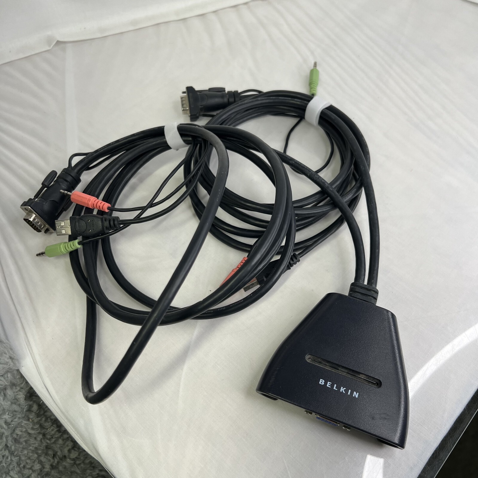 Belkin  2-Port KVM (F1DL102U-DL) 2-Ports External KVM / audio switch USB