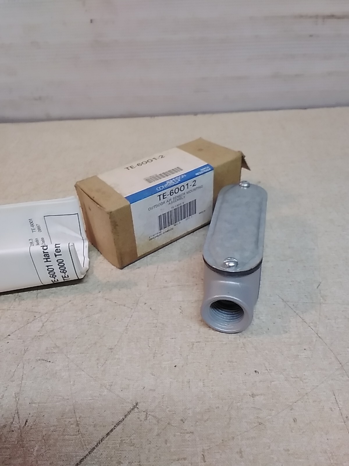 Johnson Controls TE-6001-2 Outdoor Air Sensor Mounting Assembly