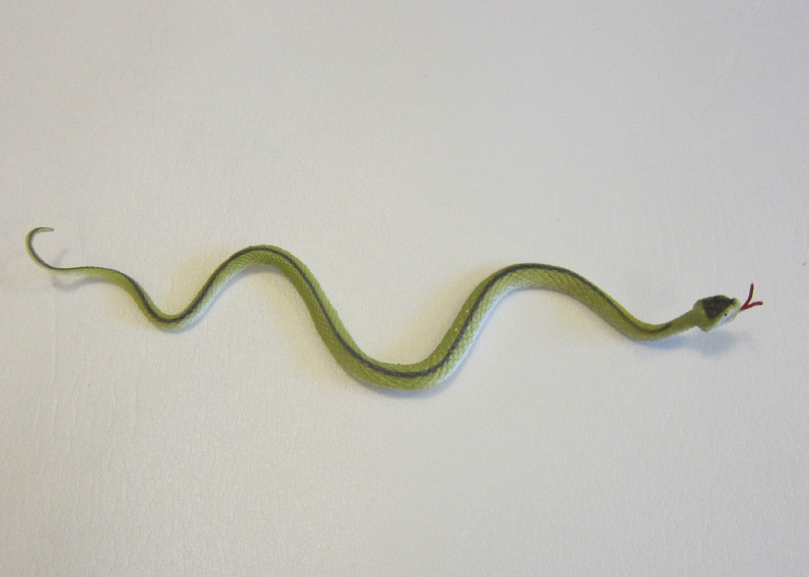 20 RAIN FOREST RUBBER SNAKES 14" TOY REPTILE FAKE PRETEND JUNGLE SNAKE GAG GIFT