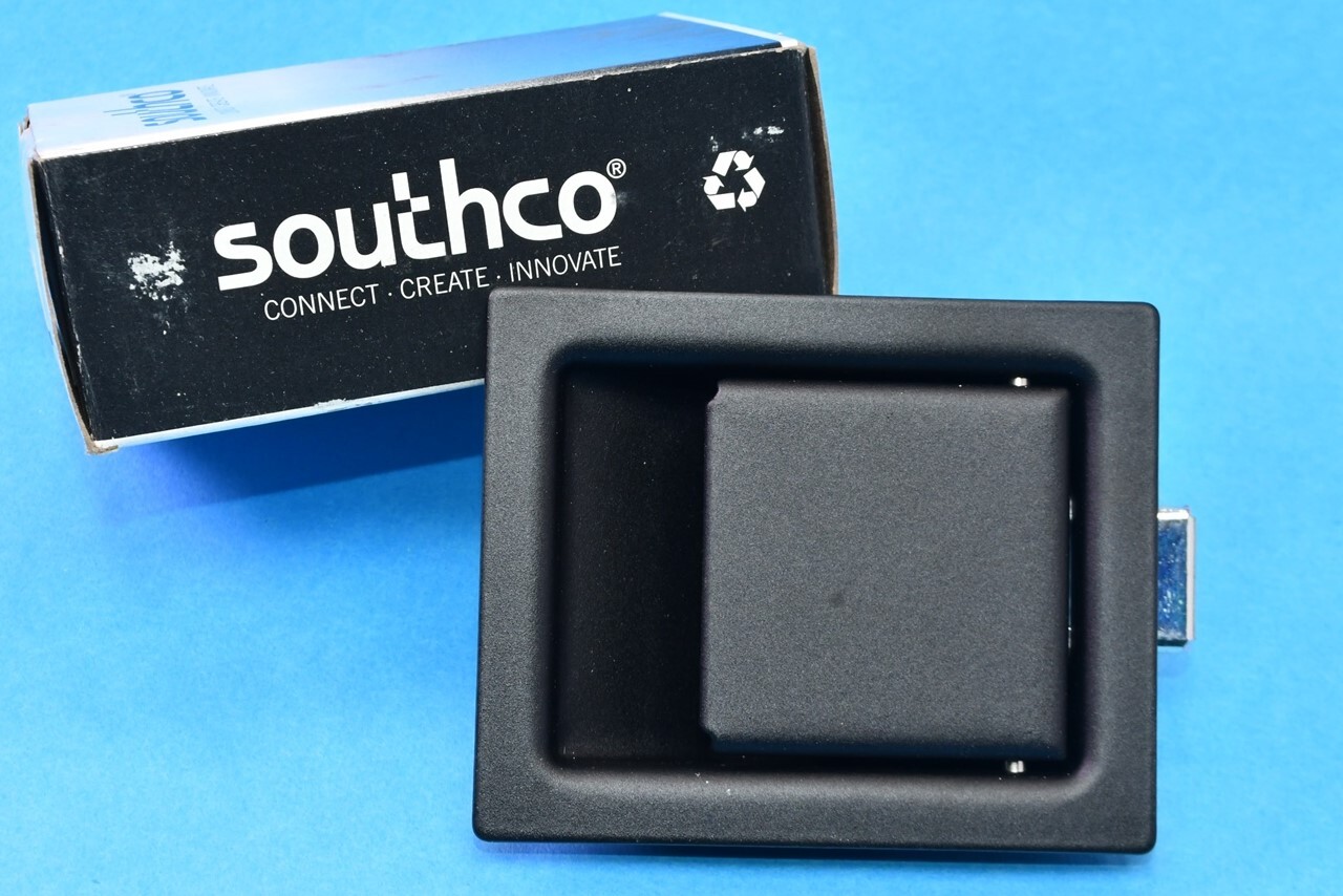 Southco Push-to-Close Latch Black Paddle Latch 64-10-201-90