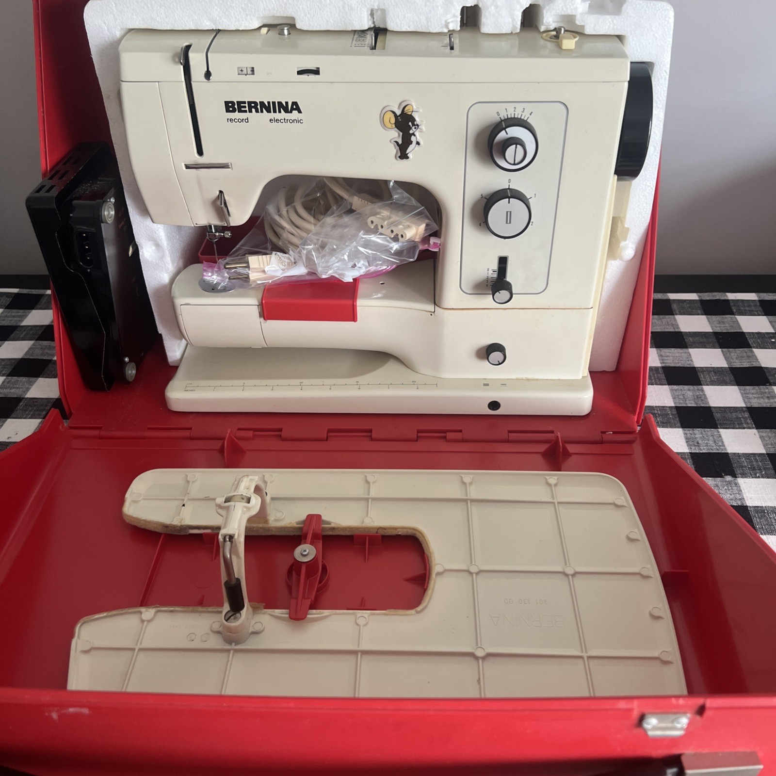 *Bernina *830 Record Sewing Machine *Case *Accessories *Extension Table *Pedal
