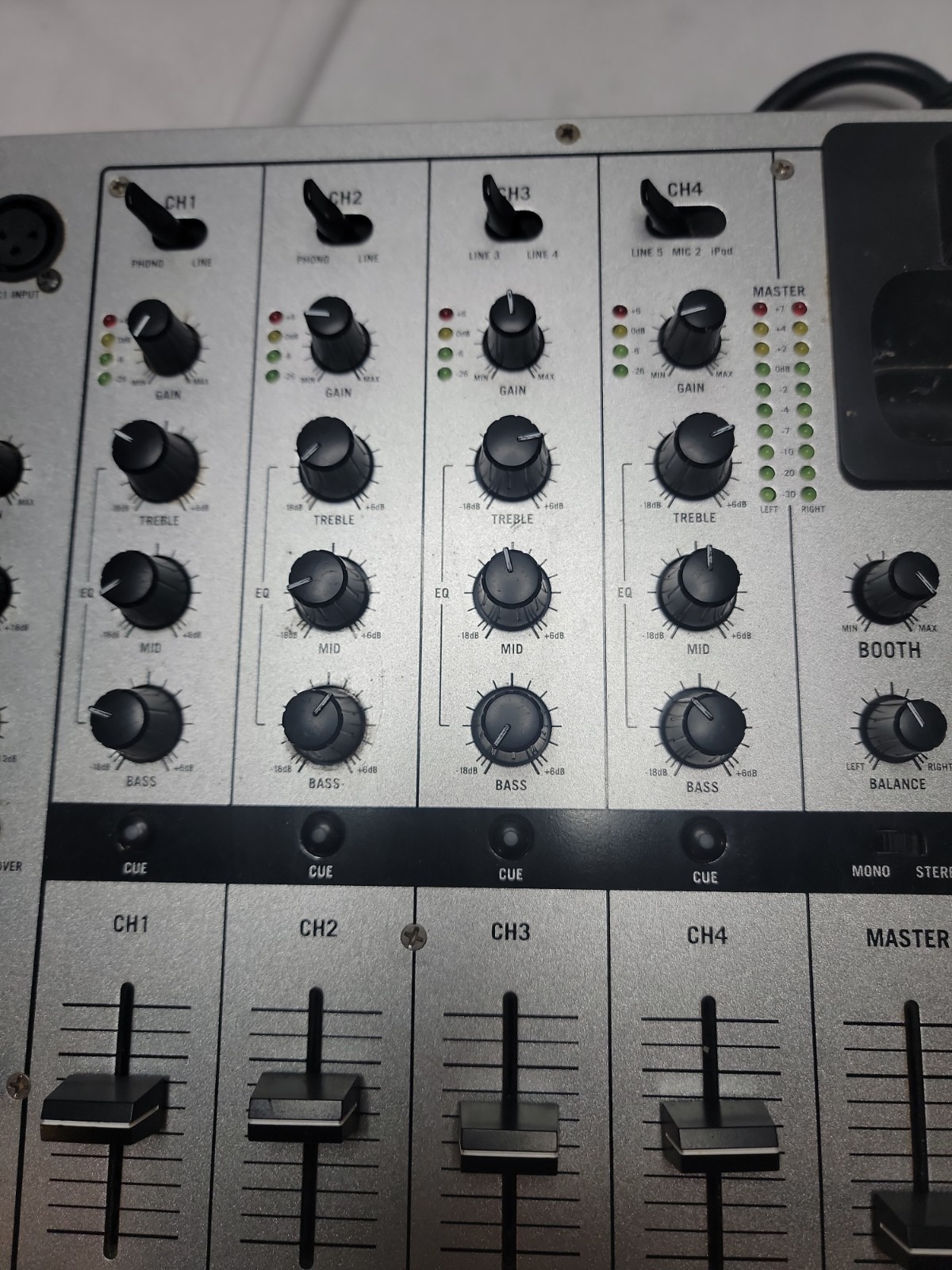 NUMARK IM9 DJ MIXER WITHEFFECTS BEAT COUNTER