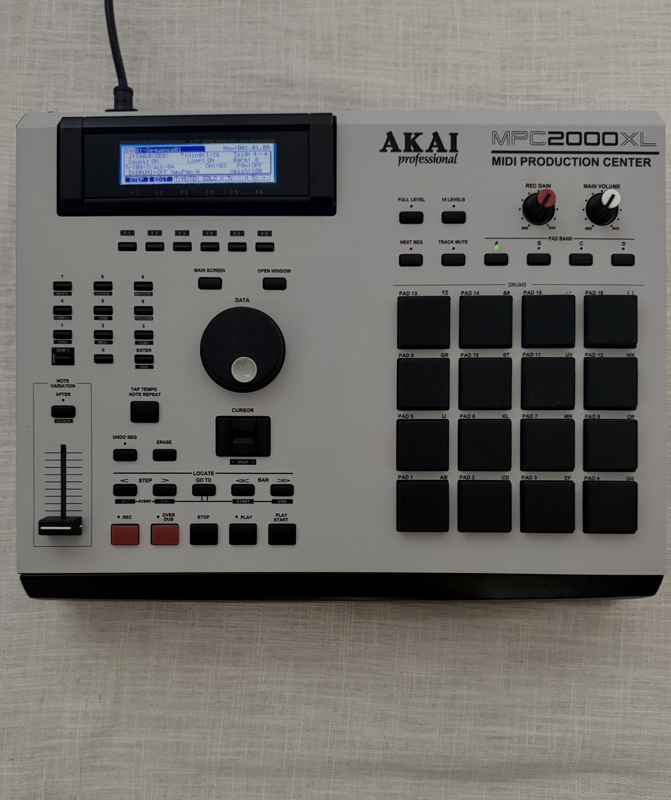 AKAI  MPC 2000 XL- MCD - EB16 EFFECTS - 8 OUTPUTS - 32 MB RAM Fully Refurbished