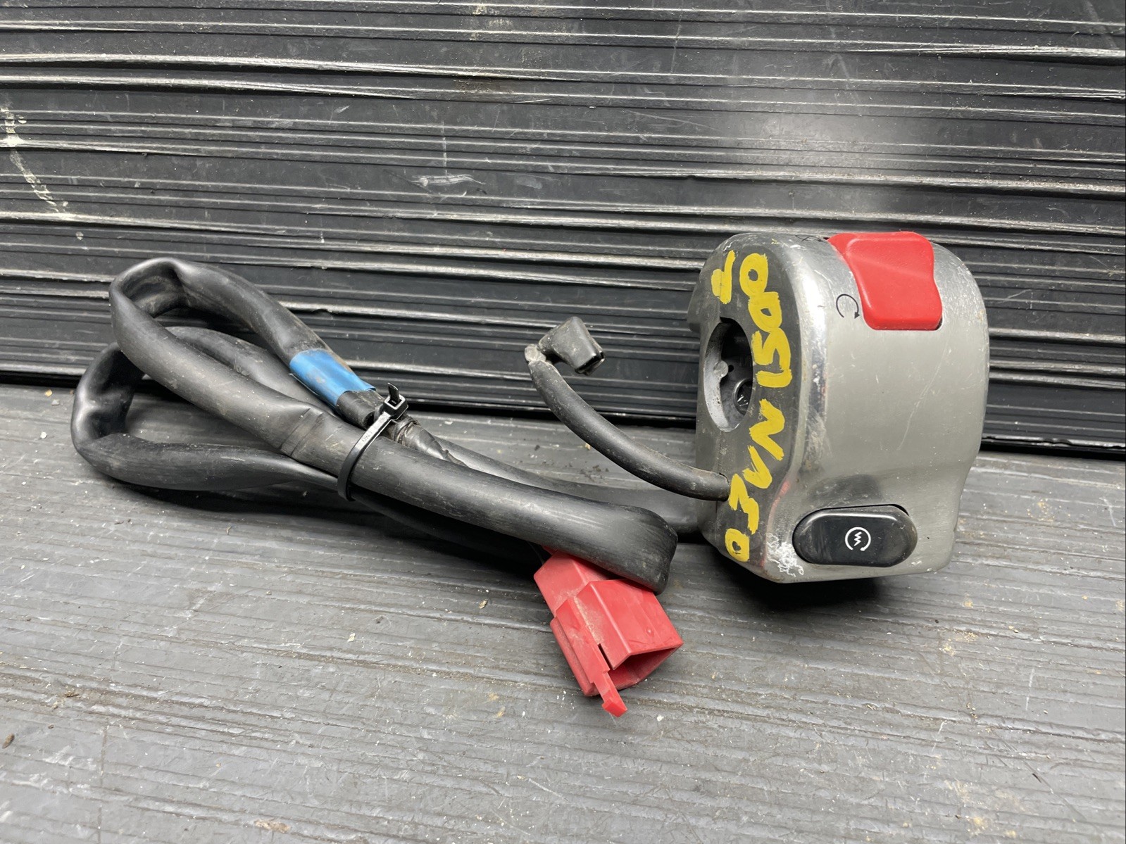 2003 Kawasaki Vulcan 1500 VN1500 Mean Streak Right handlebar start switch #42