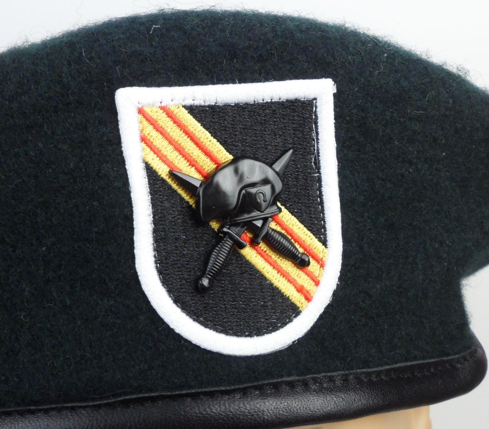 Vietnam War US Army Special Forces Green Beret Hat SF Cap Badge