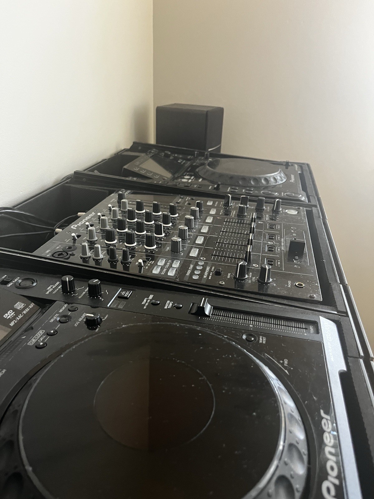 Pioneer CDJ 2000 and DJM 800 Set with Flight Case Used
