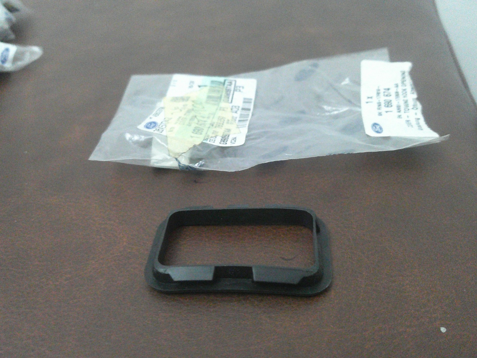 GENUINE Ford C-Max 2010 on rear towing eye RH cover 1690674