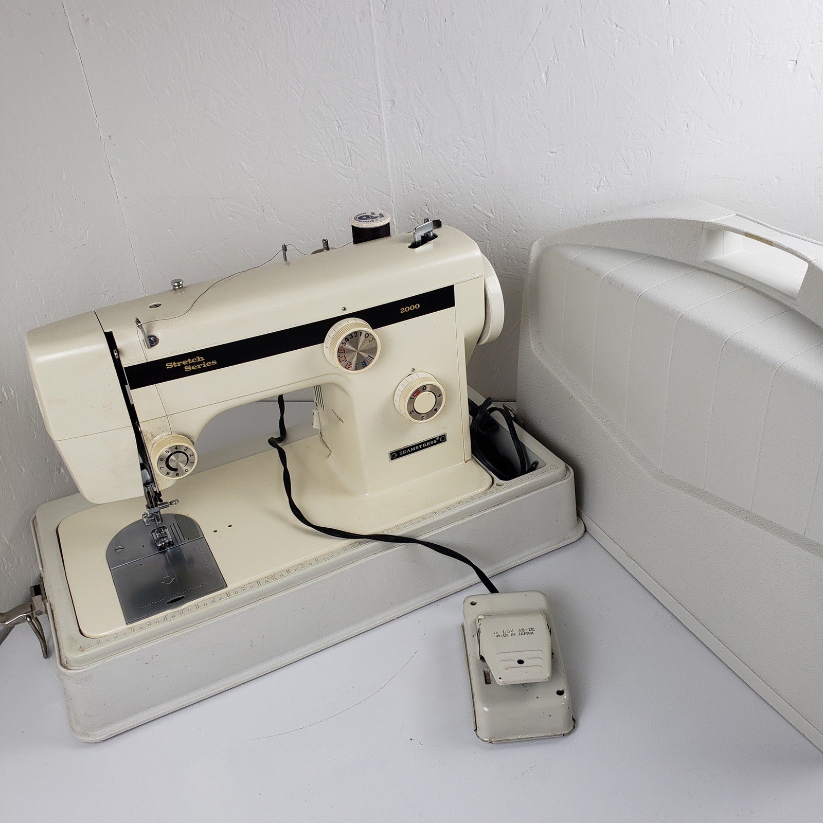 Seamstress Stretch Series 2000 Sewing Machine with Hard Case and Foot Pedal