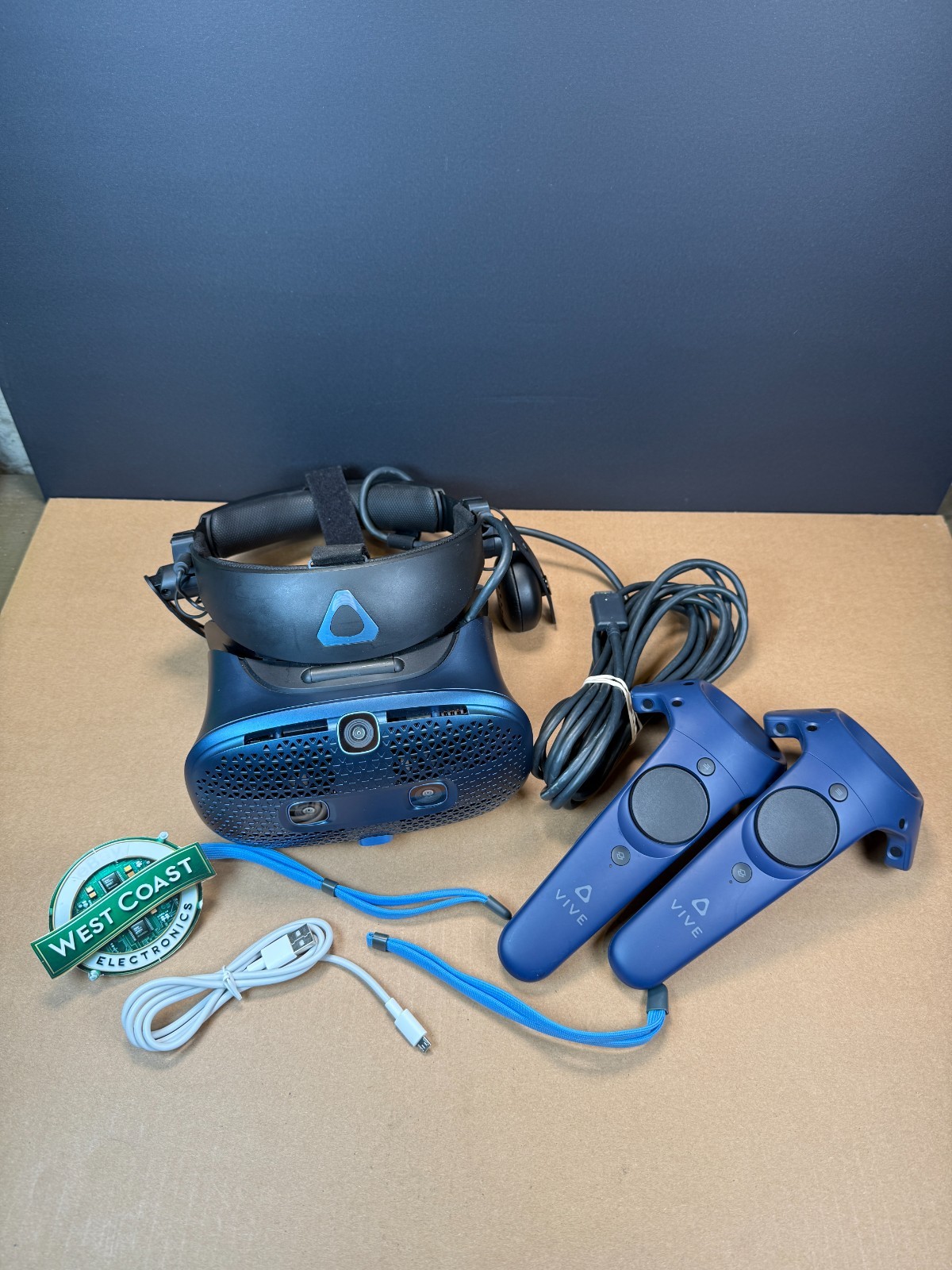 HTC Vive Cosmos VR Headset 2Q2R100 With Controllers Ships Fast!!!