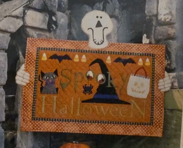 Spooky Halloween Quilt Wallhanging Pattern Spider with Embellishment Hearthsewn