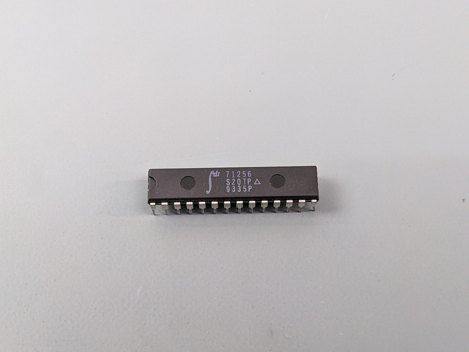 (2) IDT 256K (32K x 8) SRAM Cache RAM ICs IDT71256-20