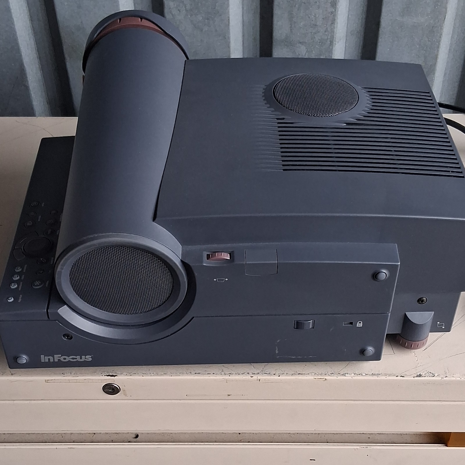 InFocus LP225 Desktop Projector VGA RCA Table Top Gray with Remote & Case.