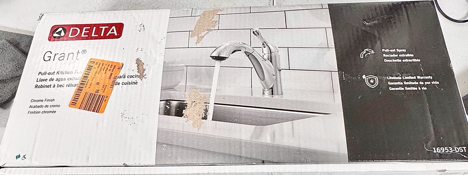 Delta Grant Single-Handle Pull-Out Sprayer Kitchen Faucet in Chrome 16953-DST