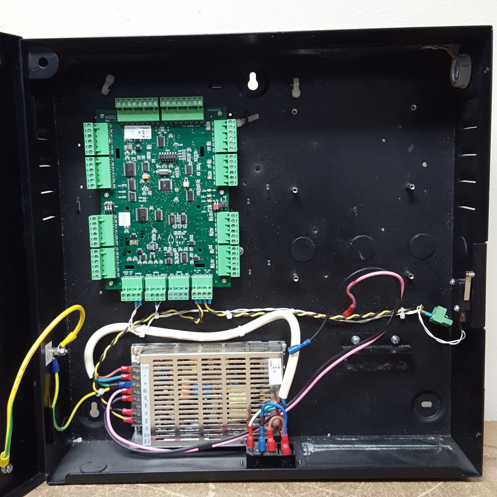 BOSCH SECURITY SYSTEM AEC-AEC21-EXT1 Extension Enclosure w/PSU1 & PwrCd No Keys