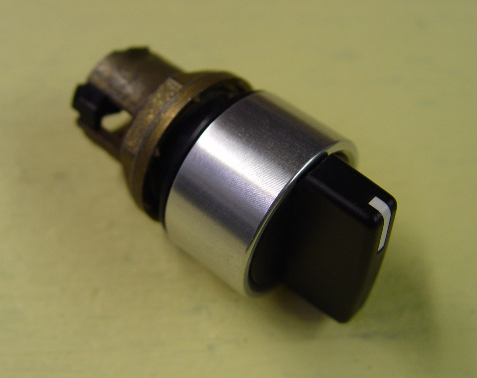 New Allen-Bradley 800EM-SR22 spring return selector switch (black)