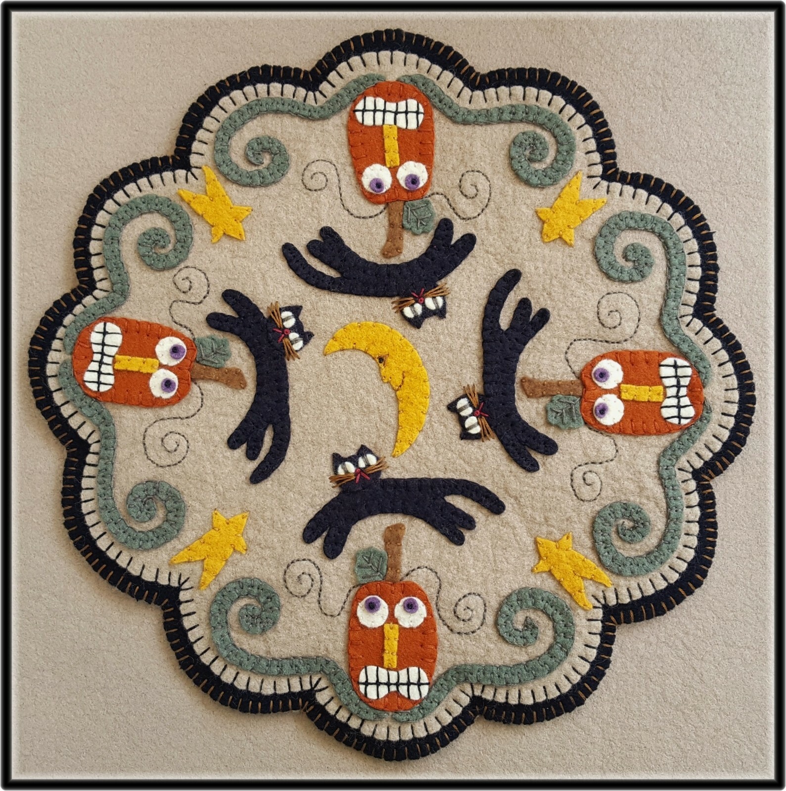 *Mischief Night* Halloween Pumpkins~Table Mat/Penny Rug & Mini Pillow *PATTERN*
