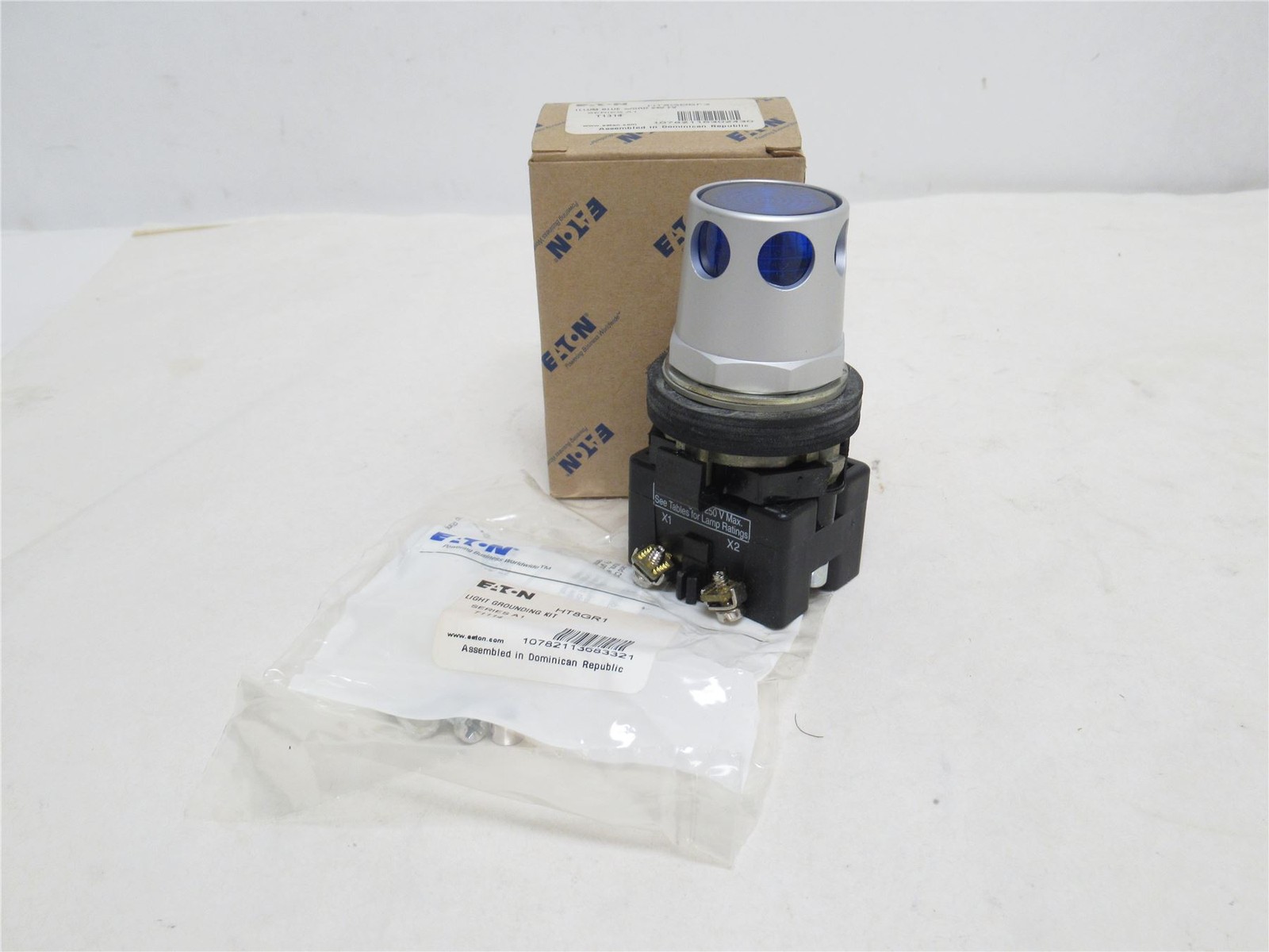 240219 New In Box; Eaton HT8GDBF3 Illuminated Push-Button; Blue; 24VAC/DC