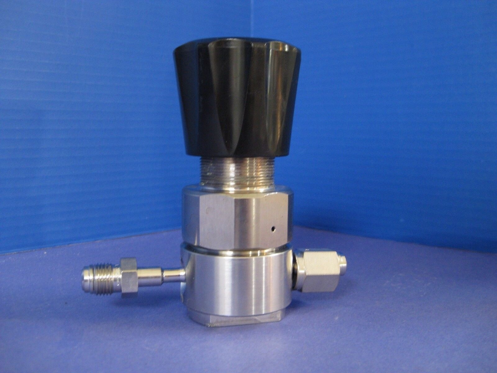 TESCOM  REGULATOR 44-2260-941-086, 1/4" FVCR x 1/4" MVCR, 25 psi, New