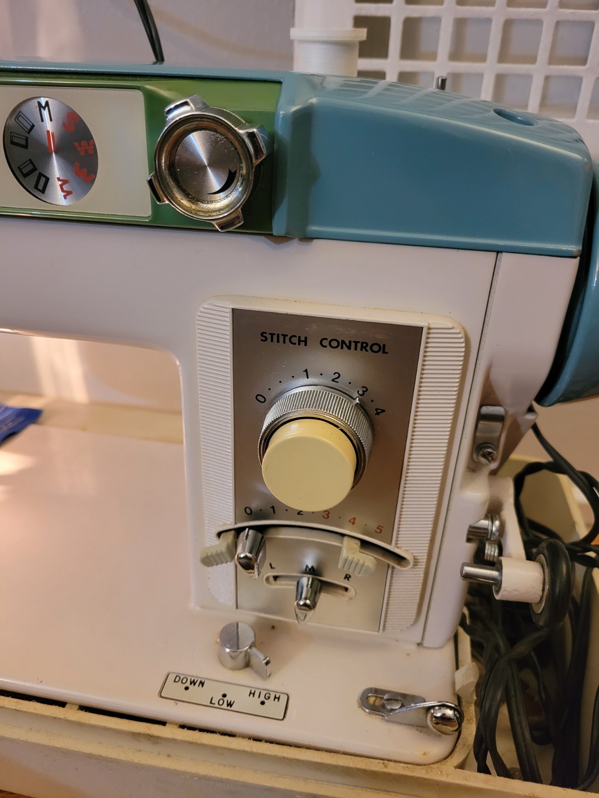 WHITE STRETCH STITCHES 940 Sewing Machine W/Pedal & Carrying Case NICE WORKS