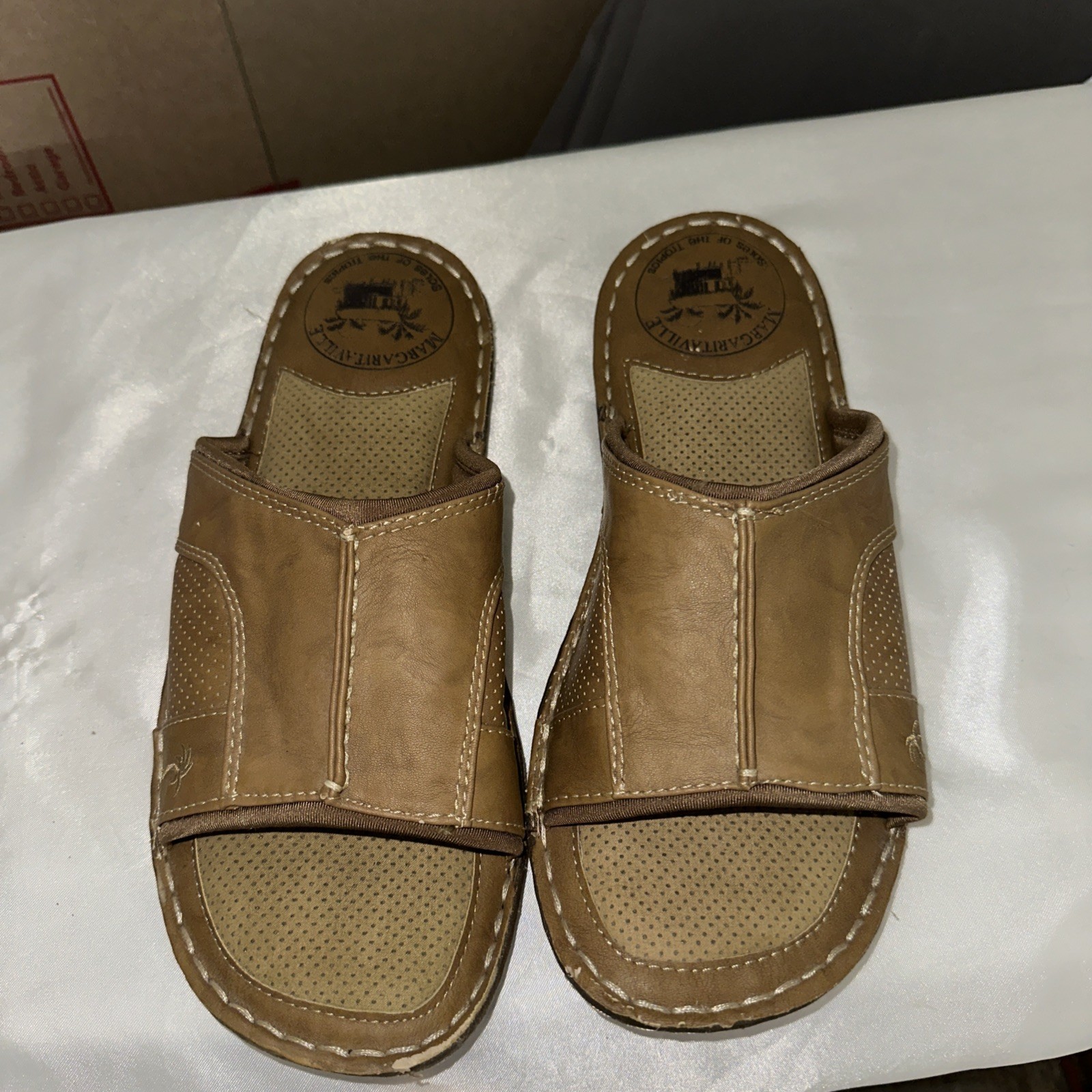 Margaritaville Soles of the Tropics Men's size 9 Slides Sandals
