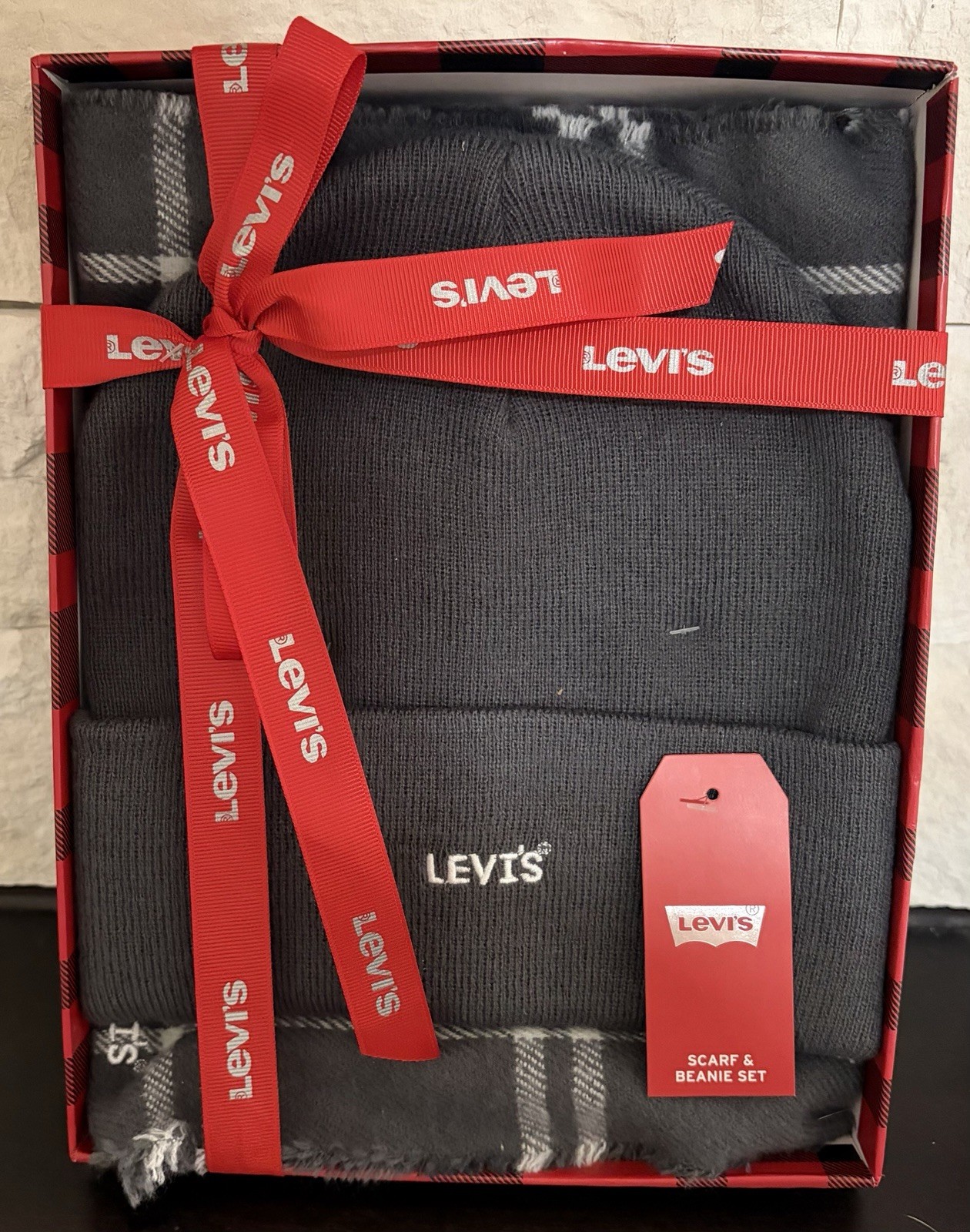 Levi's Stocking Cap and Scarf Set Gift Box Gray Knit Hat Beanie Cap NWT