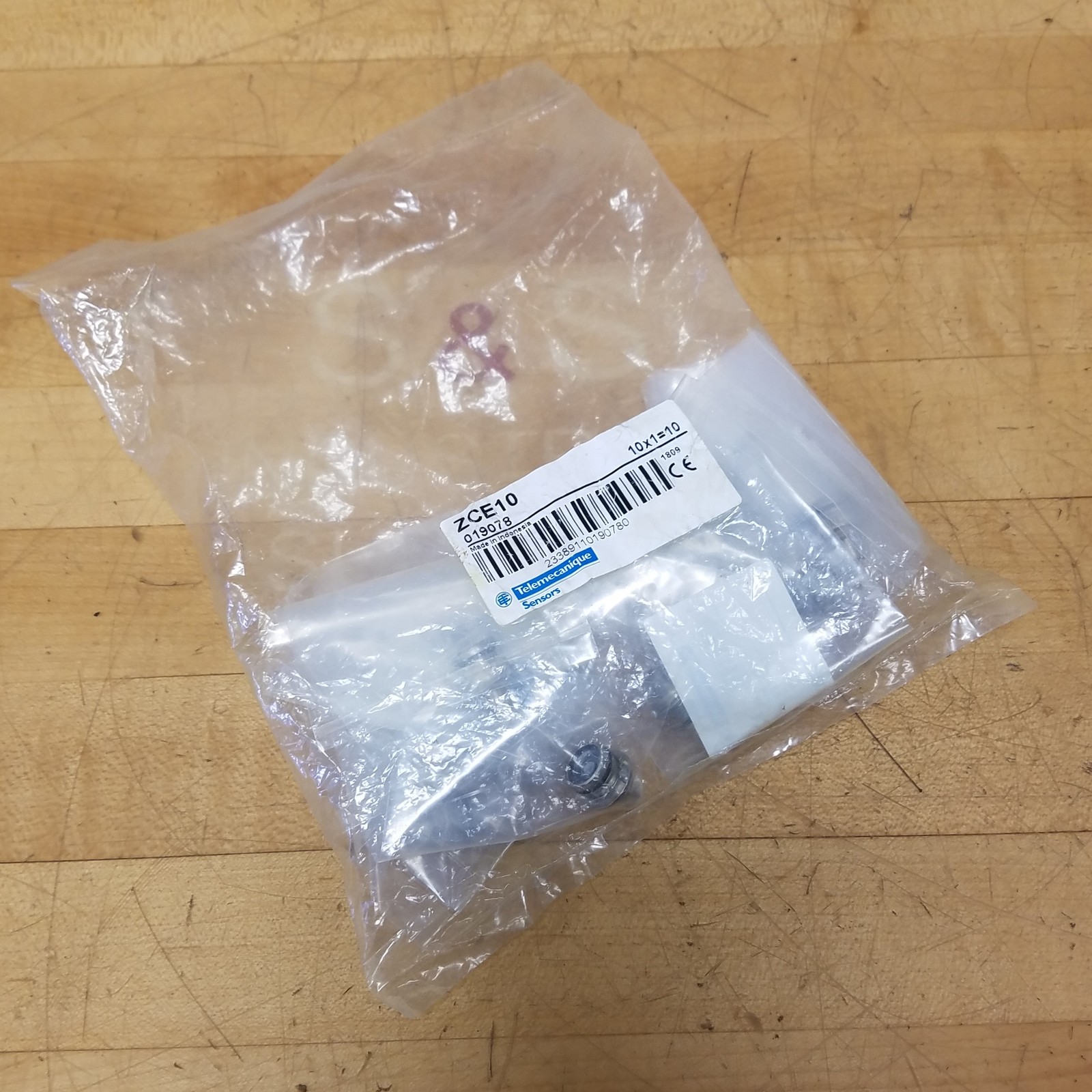Telemecanique ZCE10 Plunger Head Limit Switch - NEW