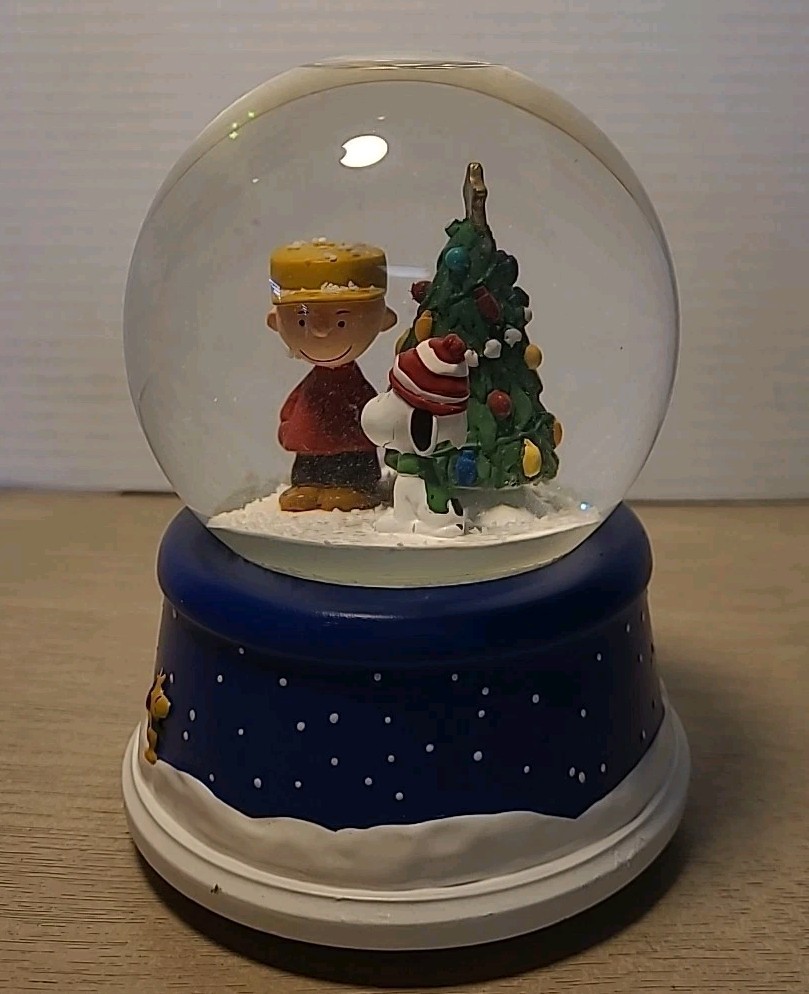 Hallmark Peanuts Musical Snow Globe Charlie Brown Snoopy Christmas