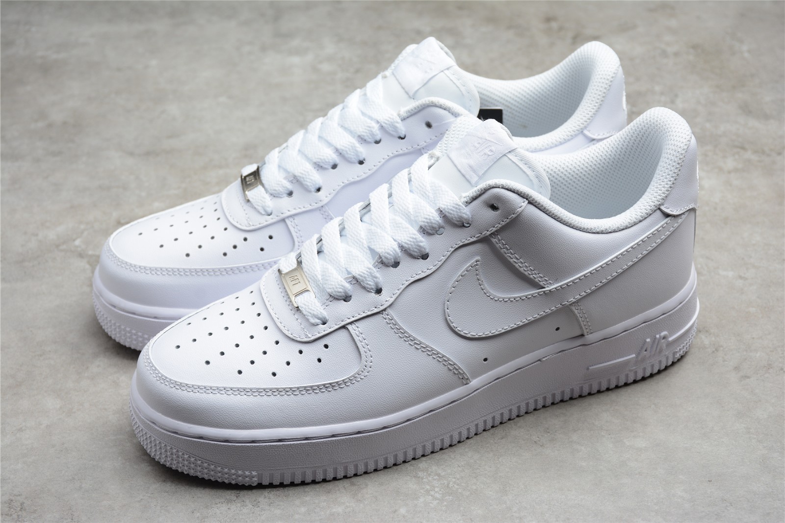 Nike Air Force 1 Low Triple White ‘07 BRAND NEW, MEN AND WOMEN SIZES