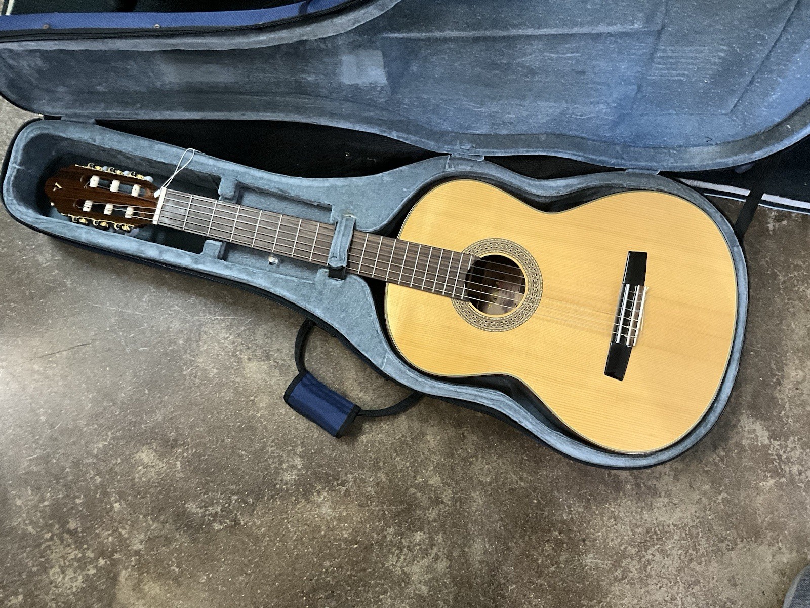 Valencia Custom VG-50 solid top classical guitar excellent with semi-hard case
