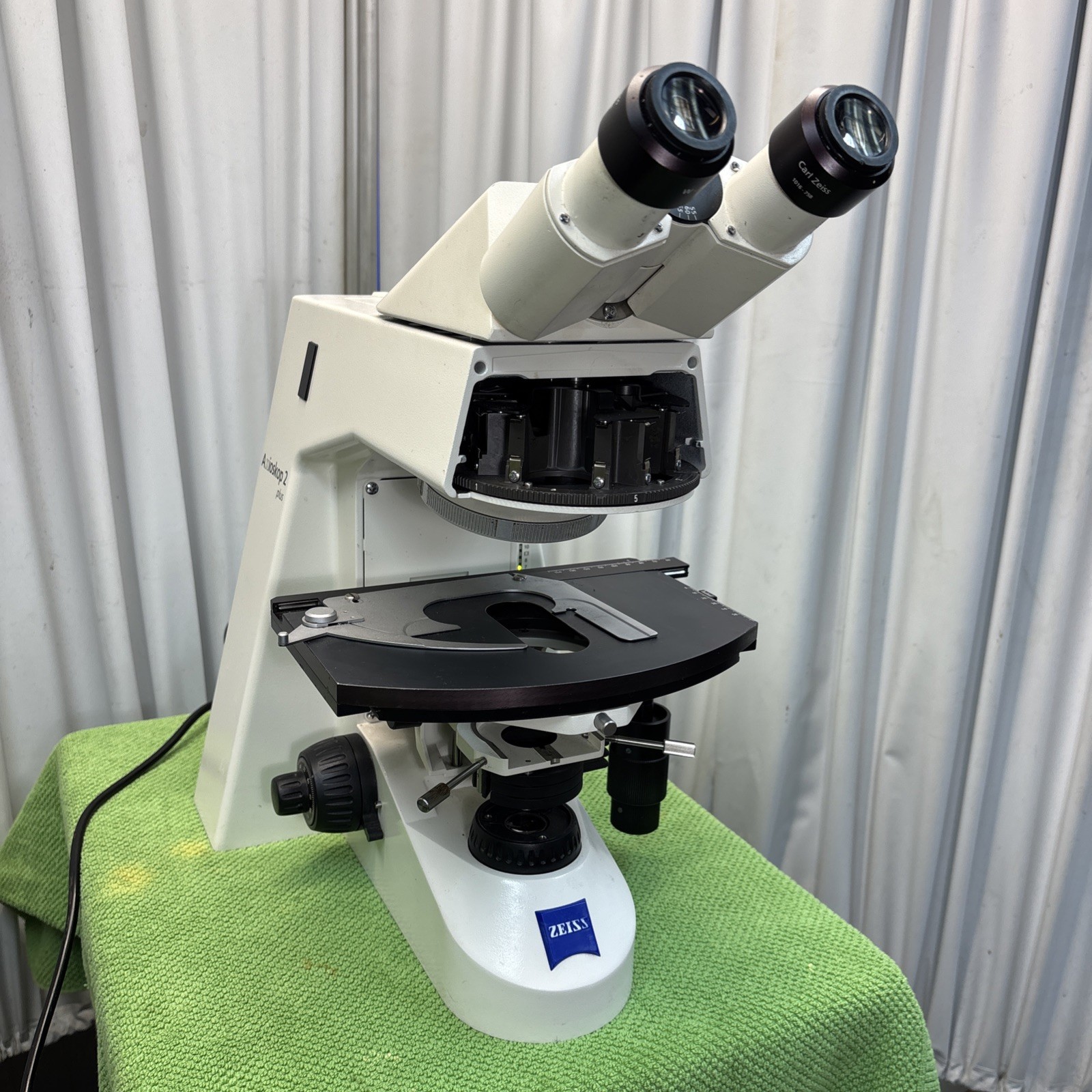 Carl Zeiss Axioskop 2 Plus Trinocular Microscope stage light source objectives