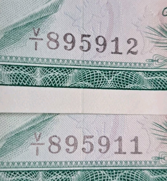 (1974) Bahamas 1 Dollar P35b, 1V895911+12 consecutive pair, signature Allen.