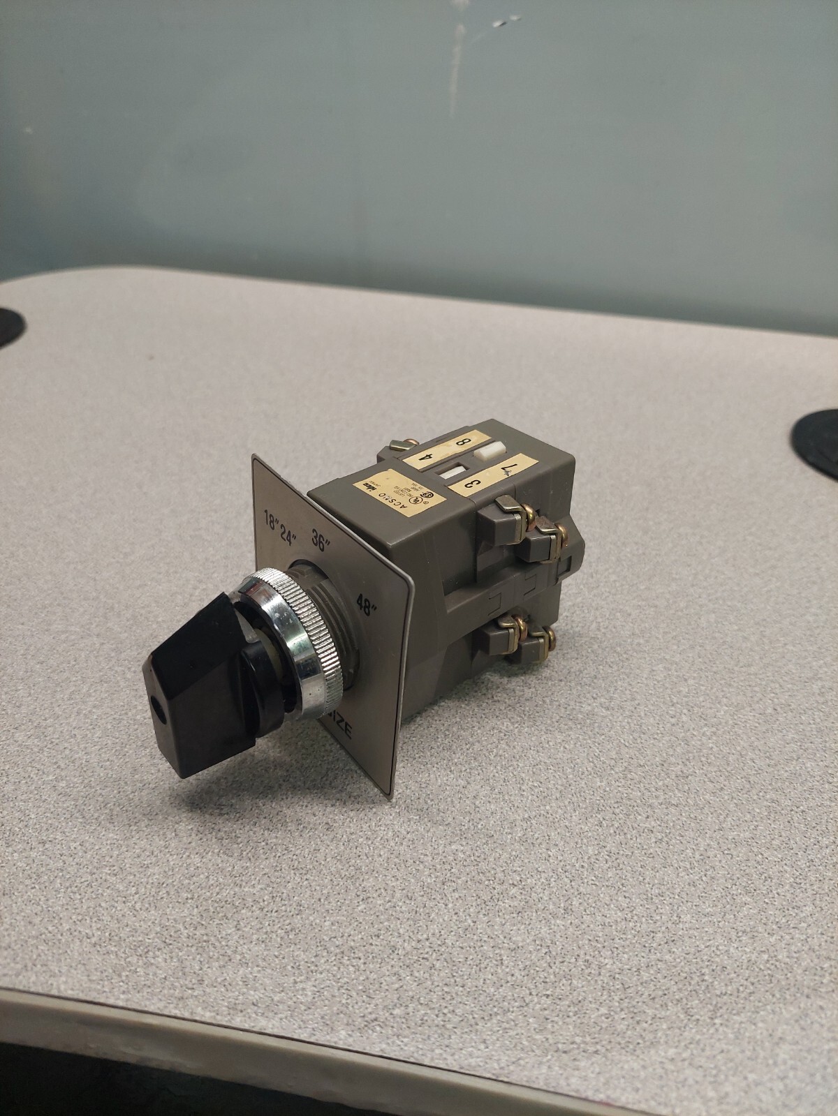 Idec 41-10568 3-Position Selector Switch Izumi. PRE-OWN. FREE SHIPPING.