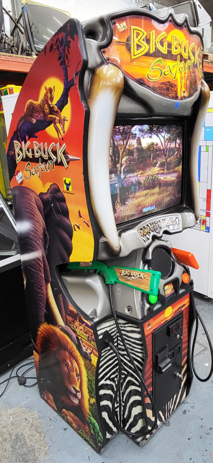 BIG BUCK HUNTER Pro SAFARI Full Size Arcade Shooting Game - WORKING GREAT!