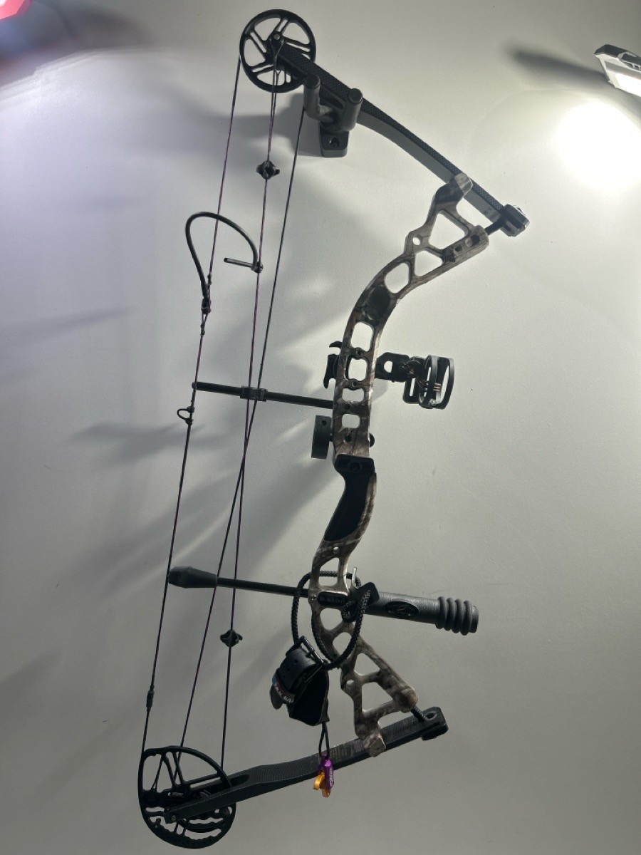 DIAMOND INTRIGUE COMPOUND BOW (P11035753)