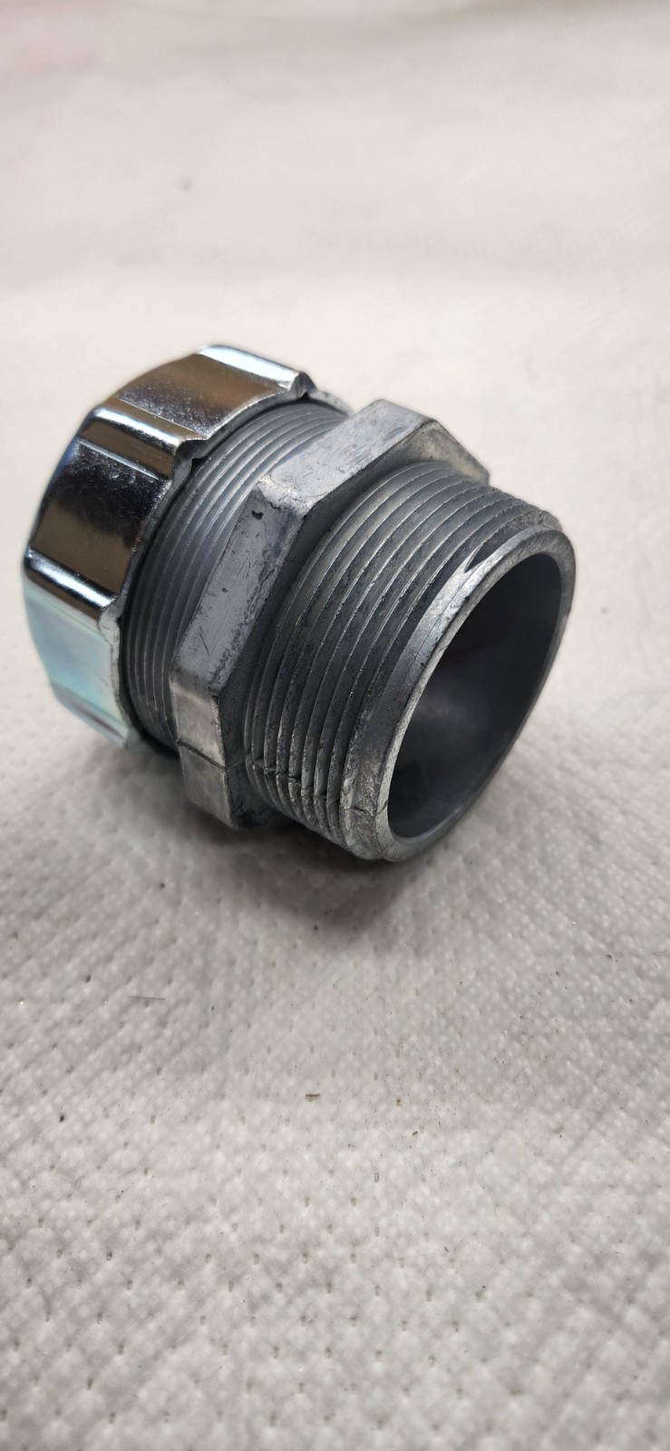 THOMAS & BETTS 2574, 2" Cord & Cable Connector, Range: 1.375"-1.625"