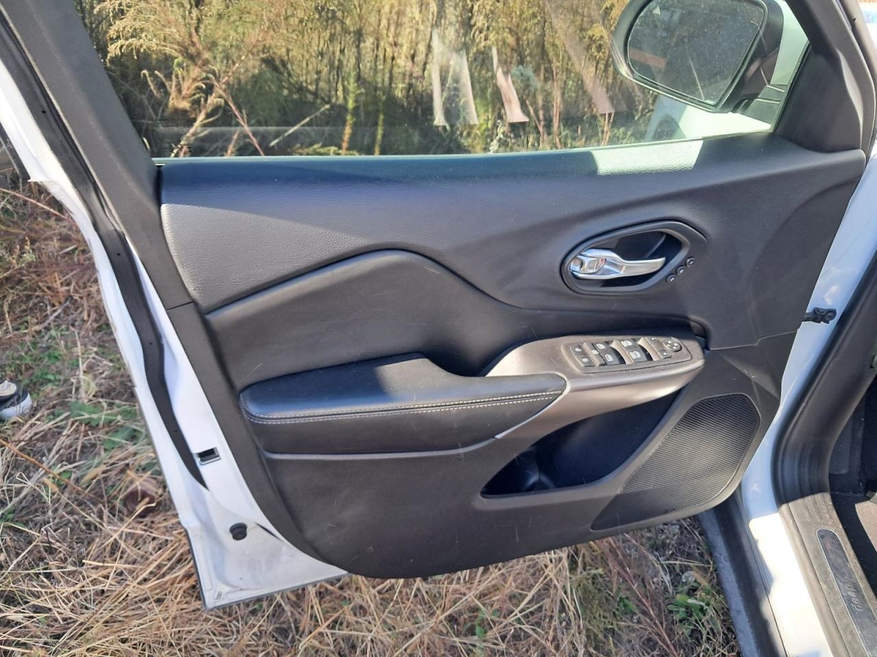 CHEROKEE 2019 Glove Box 4858463