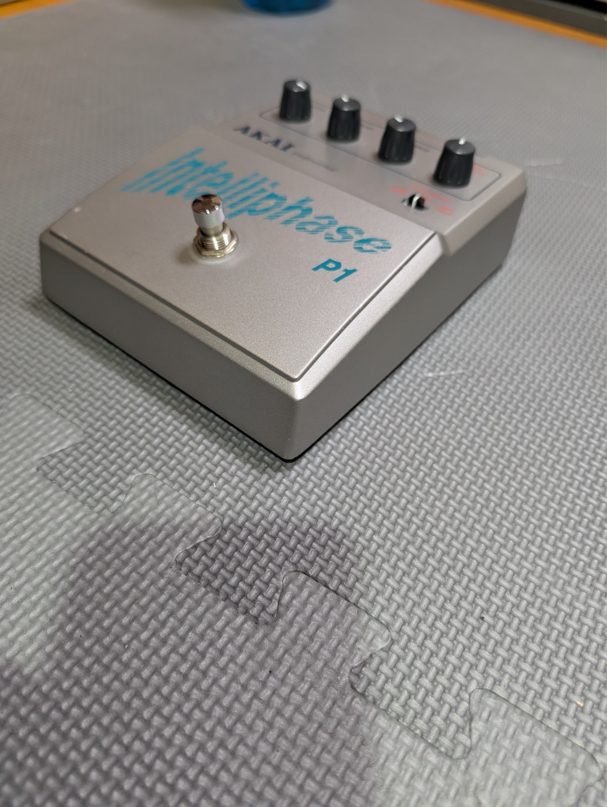 AKAI Intelliphase P1 Analog Phaser - Vintage Dynamic Touch Phasing Effect